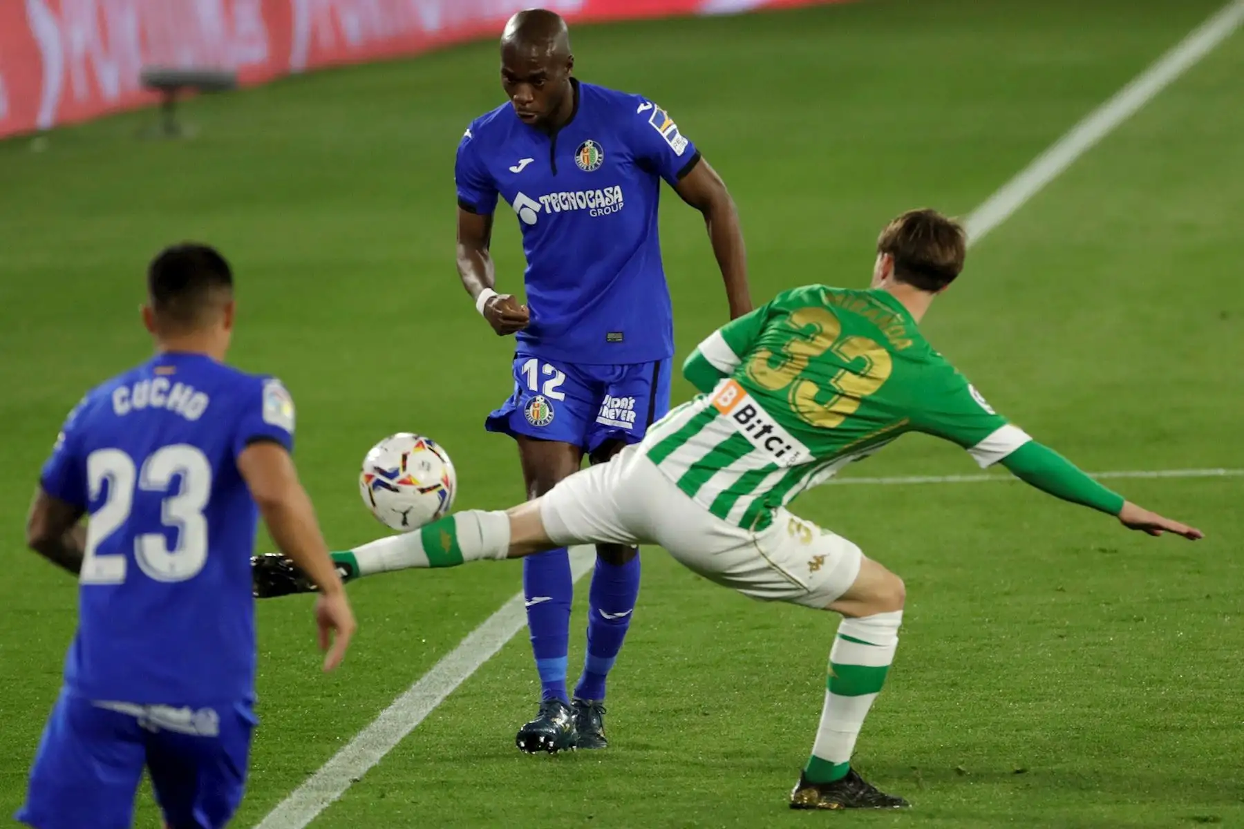 El lateral del Betis Juan Miranda (d) intenta jugar un balón ante Allan Nyom (c), del Getafe, durante el partido de Liga en Primera División que disputan esta noche en el estadio Benito Villamarín, en Sevilla.

Foto: EFE