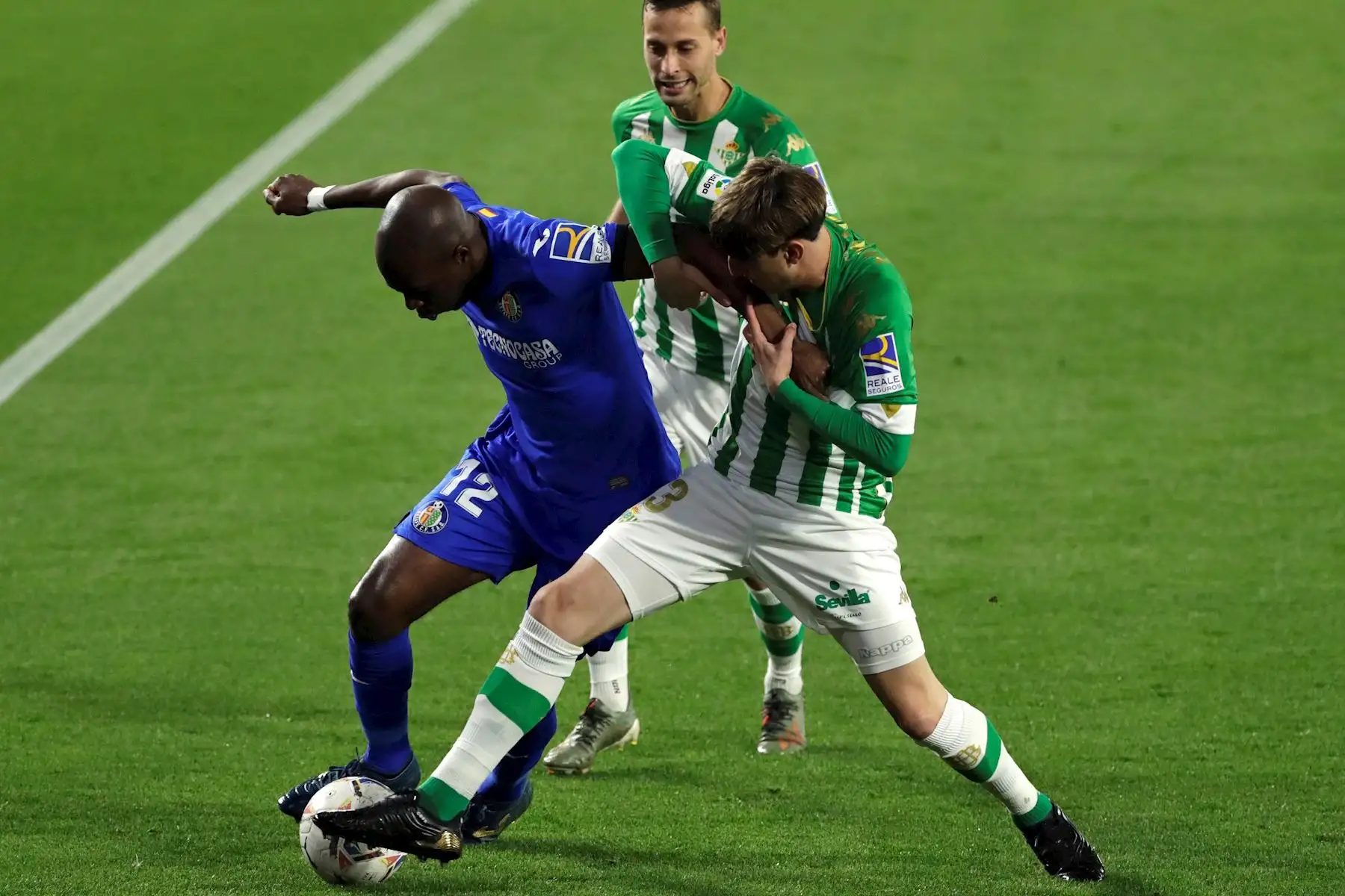 El lateral del Betis Juan Miranda (d) pelea un balón con Allan Nyom (i), del Getafe, durante el partido de Liga en Primera División que disputan esta noche en el estadio Benito Villamarín, en Sevilla.

Foto: EFE