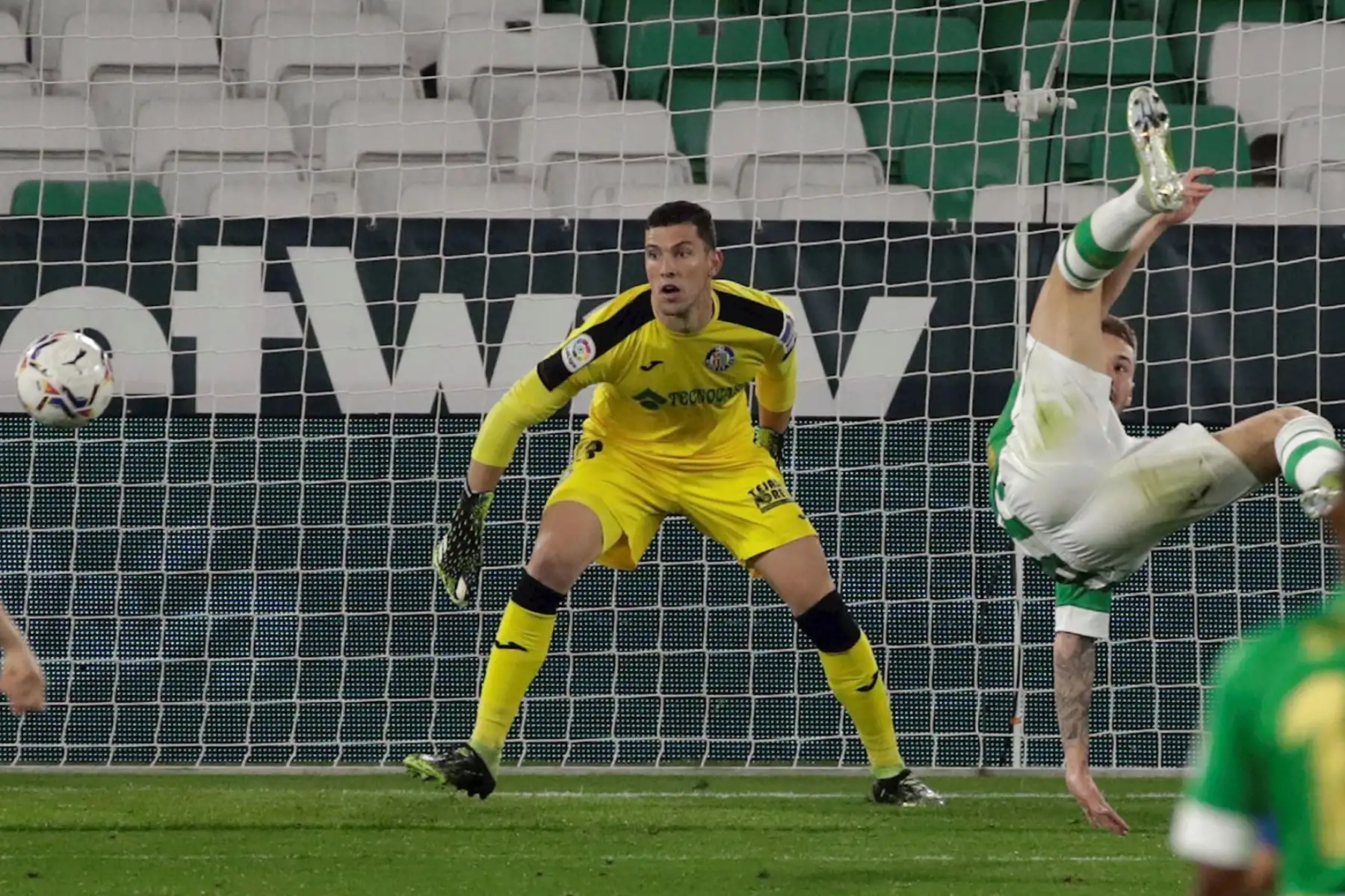 El delantero del Betis Loren Morón (d) remata de chilena ante David Soria, portero del Getafe, durante el partido de Liga en Primera División que disputan esta noche en el estadio Benito Villamarín, en Sevilla. 

Foto: EFE