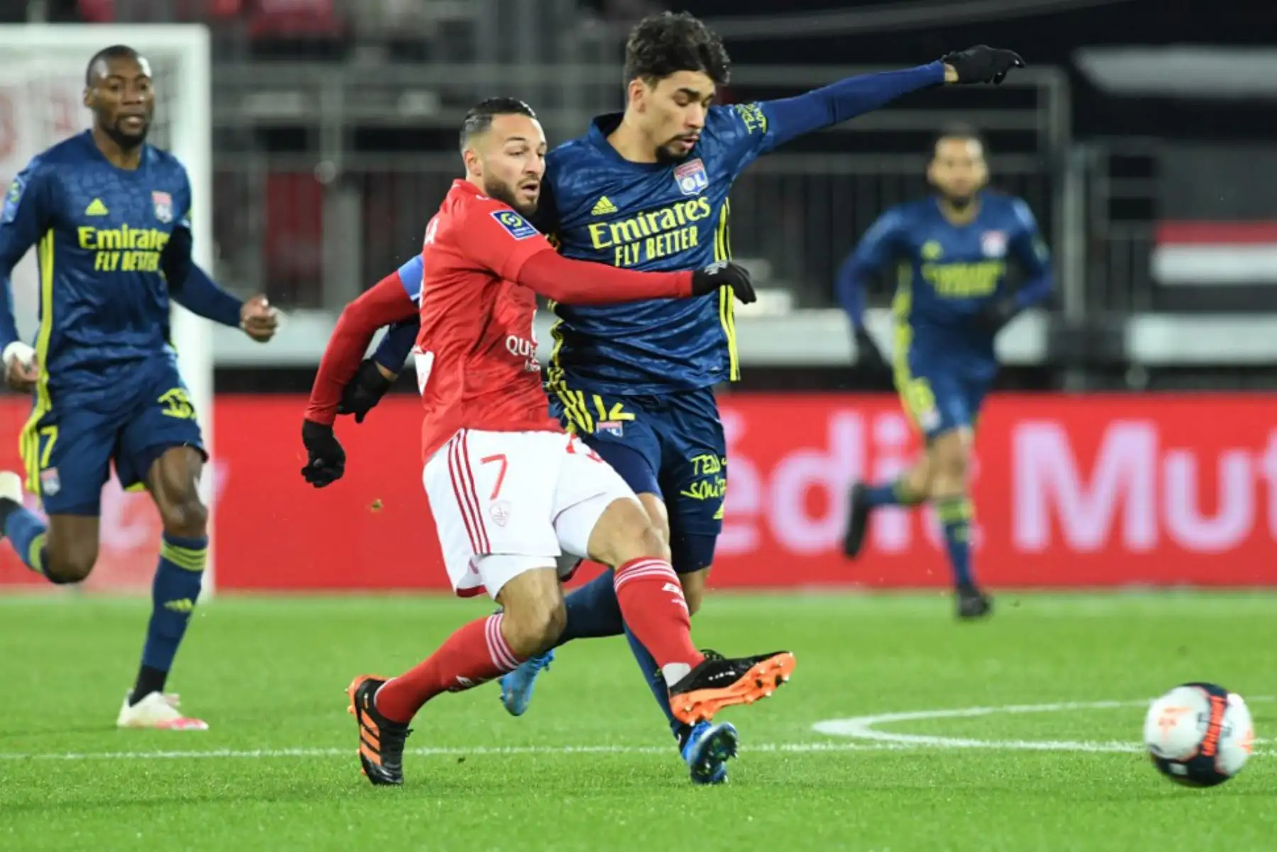 El centrocampista argelino de Brest Haris Belkebla (L) lucha por el balón con el centrocampista brasileño del Lyon Lucas Paqueta durante el partido de fútbol francés L1 entre Stade Brestois 29 (FC Brest) y Olympique Lyonnais - Lyon (OL) en el Estadio Francis Le Ble en Brest

Foto: AFP