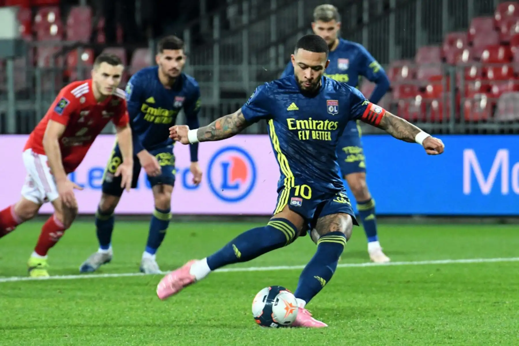 El delantero holandés del Lyon Memphis Depay anota un penalti durante el partido de fútbol francés L1 entre el Stade Brestois 29 (FC Brest) y el Olympique Lyonnais - Lyon (OL) en el Estadio Francis Le Ble en Brest, en el oeste de Francia

Foto: AFP