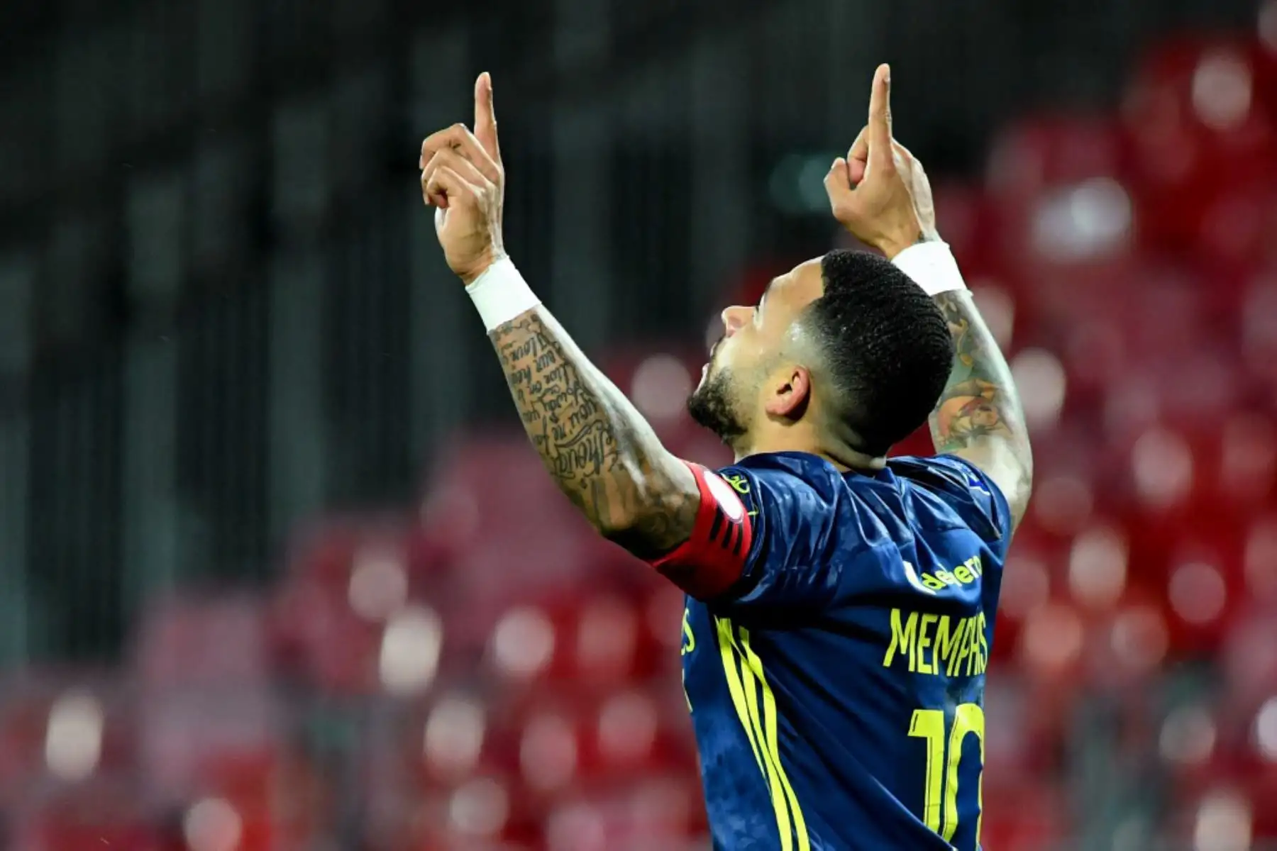 El delantero holandés del Lyon Memphis Depay celebra tras anotar un penalti durante el partido de fútbol francés L1 entre Stade Brestois 29 (FC Brest) y Olympique Lyonnais - Lyon (OL) en el Estadio Francis Le Ble en Brest

Foto: AFP
