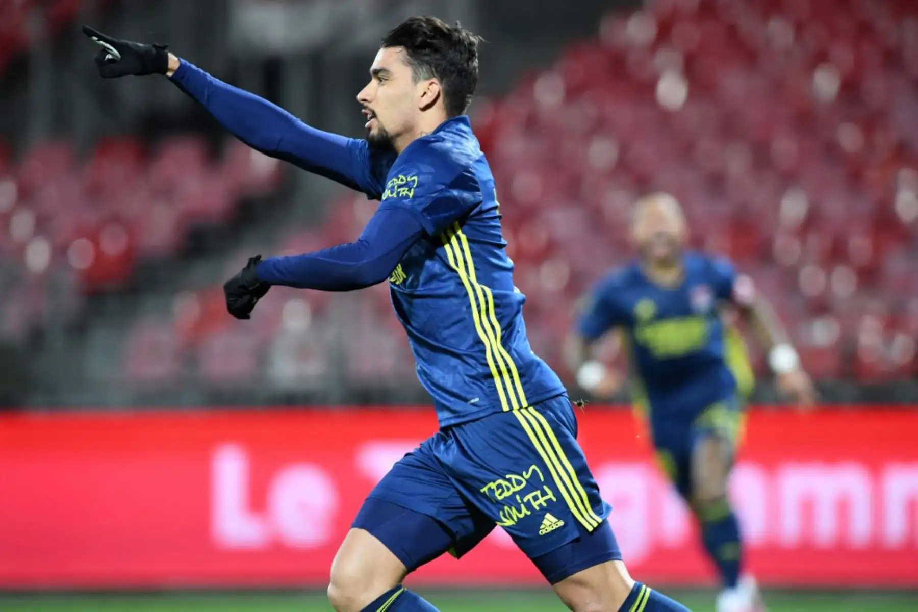 El centrocampista brasileño del Lyon, Lucas Paqueta, celebra tras marcar un gol durante el partido de fútbol francés L1 entre Stade Brestois 29 (FC Brest) y Olympique Lyonnais - Lyon (OL) en el Estadio Francis Le Ble en Brest

Foto: AFP