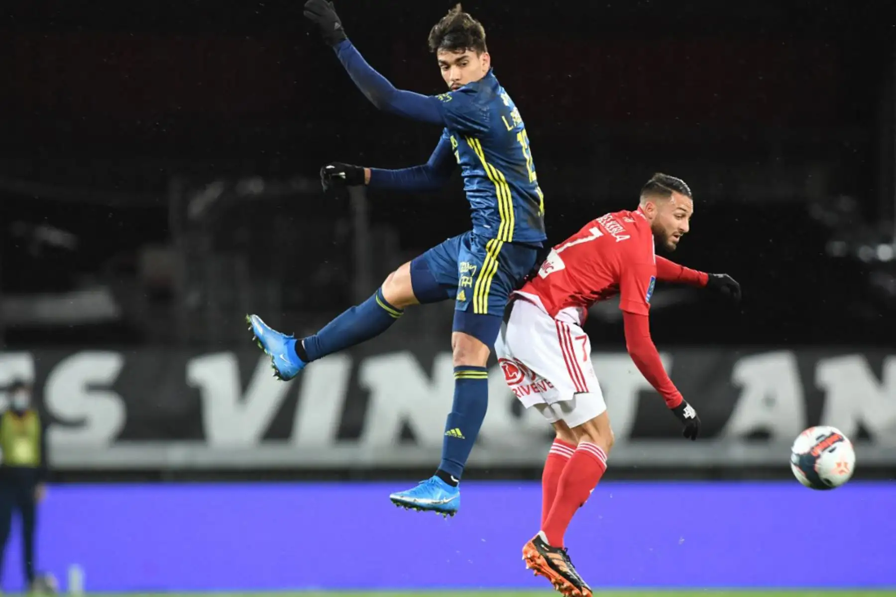 El centrocampista argelino de Brest Haris Belkebla (R) lucha por el balón con el centrocampista brasileño del Lyon Lucas Paqueta durante el partido de fútbol francés L1 entre Stade Brestois 29 (FC Brest) y Olympique Lyonnais - Lyon (OL) en el Estadio Francis Le Ble en Brest

Foto: AFP