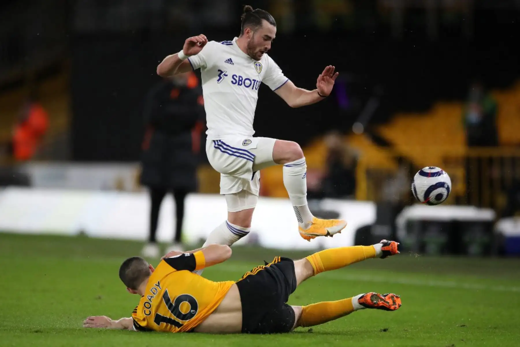 El defensa inglés de Wolverhampton Wanderers, Conor Coady (L), aborda al mediocampista inglés del Leeds United, Jack Harrison, durante el partido de fútbol de la Premier League inglesa entre Wolverhampton Wanderers y Leeds United en el estadio Molineux en Wolverhampton, en el centro de Inglaterra

Foto:AFP
