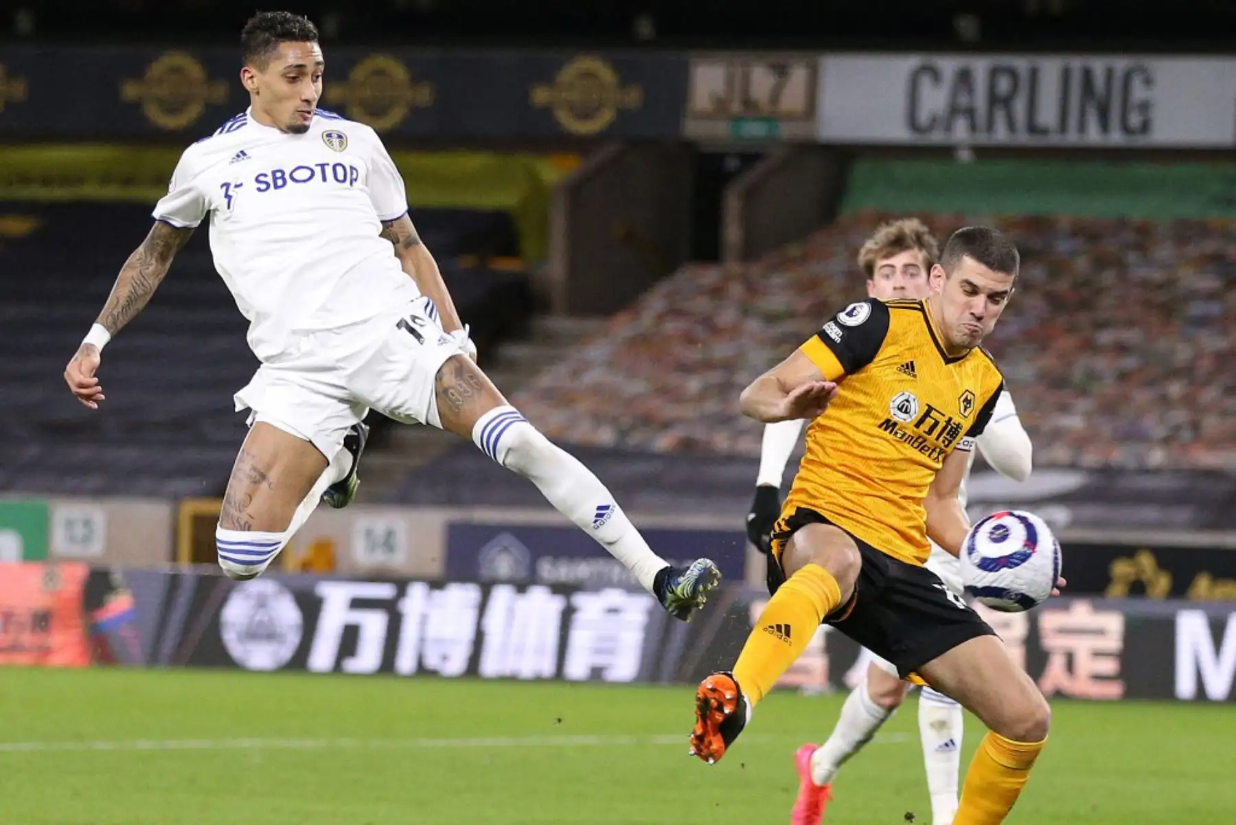 centrocampista brasileño del Leeds United Raphinha Dias Belloli (L) dispara pero no logra anotar durante el partido de fútbol de la Premier League inglesa entre Wolverhampton Wanderers y Leeds United en el estadio Molineux de Wolverhampton, en el centro de Inglaterra

Foto:AFP