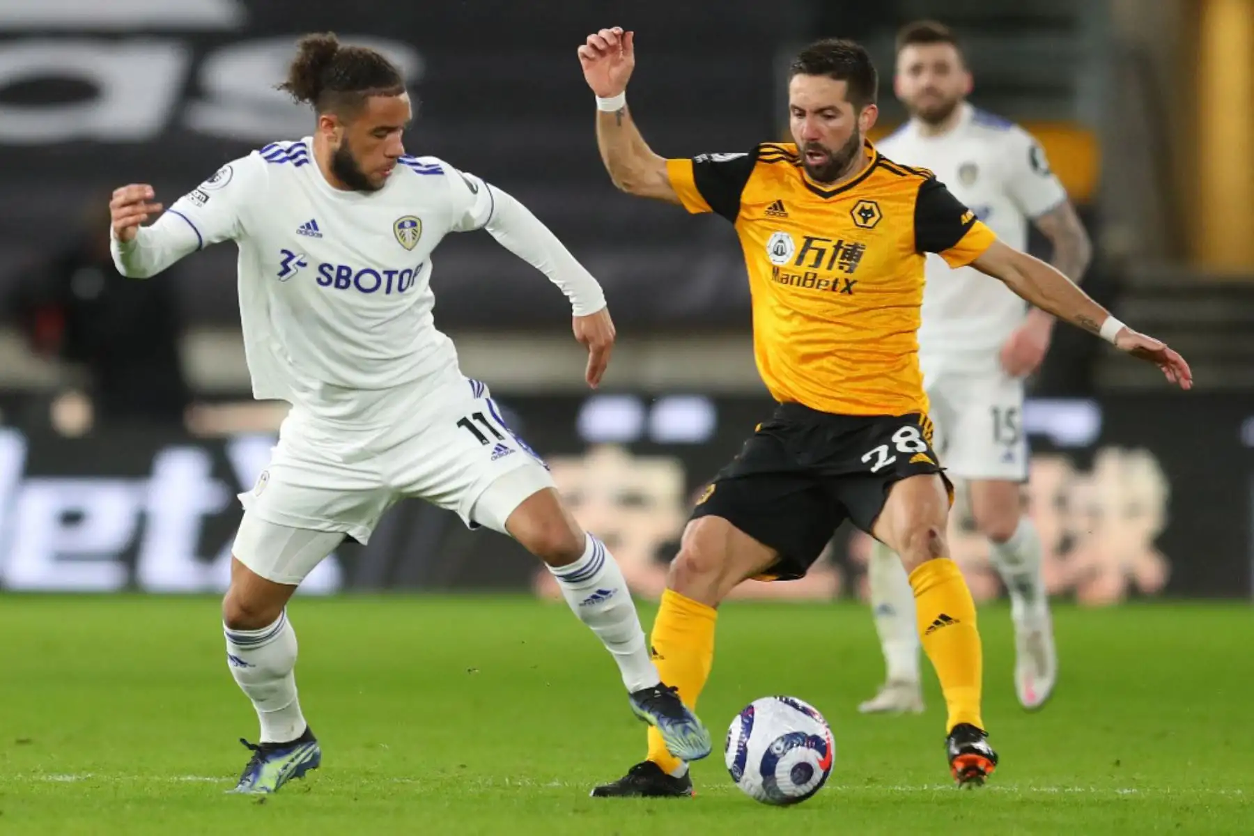 El delantero galés del Leeds United Tyler Roberts (L) compite con el mediocampista portugués de Wolverhampton Wanderers Joao Moutinho durante el partido de fútbol de la Premier League inglesa entre Wolverhampton Wanderers y Leeds United en el estadio Molineux en Wolverhampton, en el centro de Inglaterra

Foto:AFP