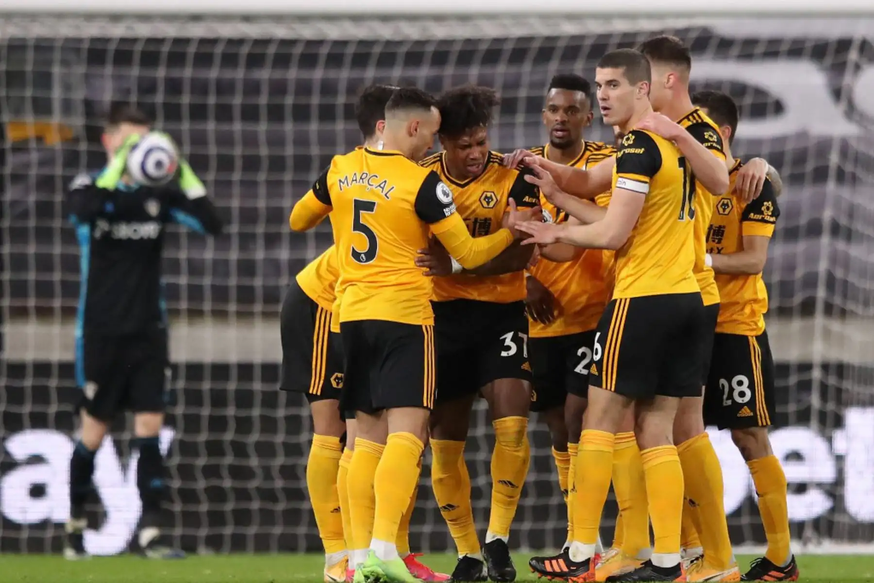 El centrocampista español de Wolverhampton Wanderers Adama Traore (3L) celebra con sus compañeros de equipo después de que el portero francés del Leeds United Illan Meslier (L) anotó un gol en propia meta durante el partido de fútbol de la Premier League inglesa entre Wolverhampton Wanderers y Leeds United en el estadio Molineux en Wolverhampton, en el centro de Inglaterra

Foto:AFP