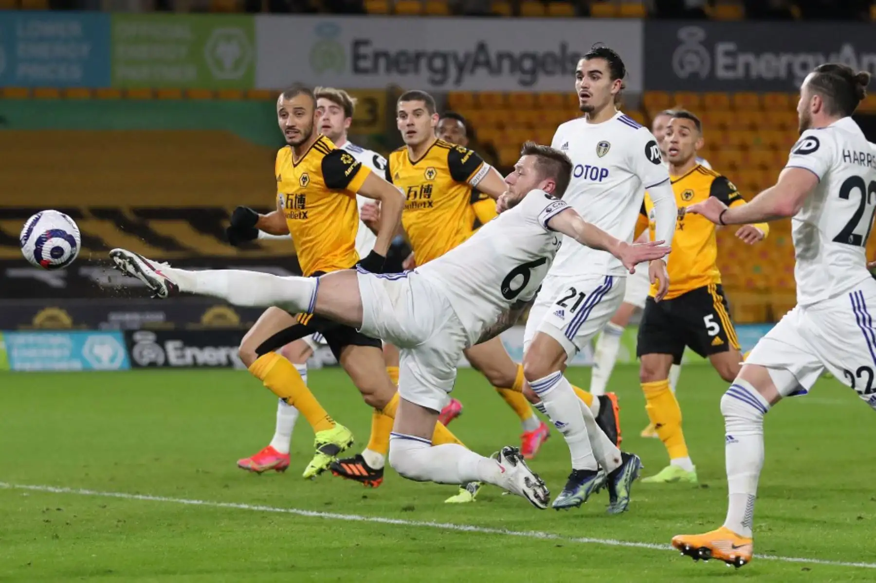 El defensor escocés de origen inglés del Leeds United, Liam Cooper, dispara pero no logra anotar durante el partido de fútbol de la Premier League inglesa entre Wolverhampton Wanderers y Leeds United en el estadio Molineux en Wolverhampton, en el centro de Inglaterra

Foto:AFP
