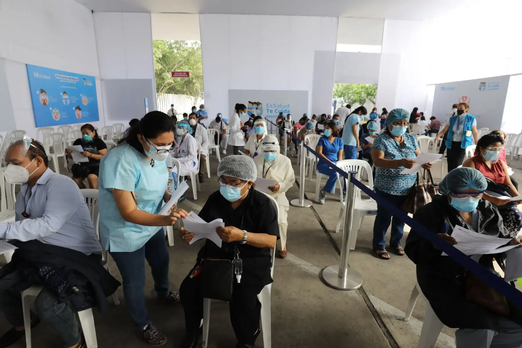EsSalud realiza la segunda jornada de vacunación en las Redes Asistenciales de Lima. Foto: EsSalud