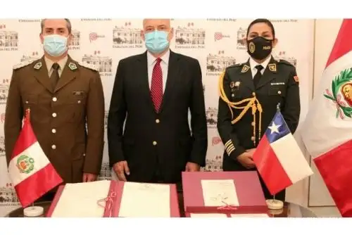 Entrega de bienes documentales al Perú por parte de autoridades chilenas.