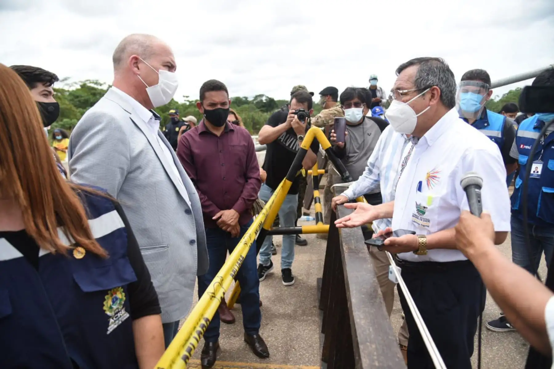 Gobernador de Madre de Dios, Luís Hidalgo, dialoga con autoridades de Brasil para encontrar una solución a las tensiones generadas por migrantes haitianos que intentan ingresar al Perú. ANDINA/Difusión