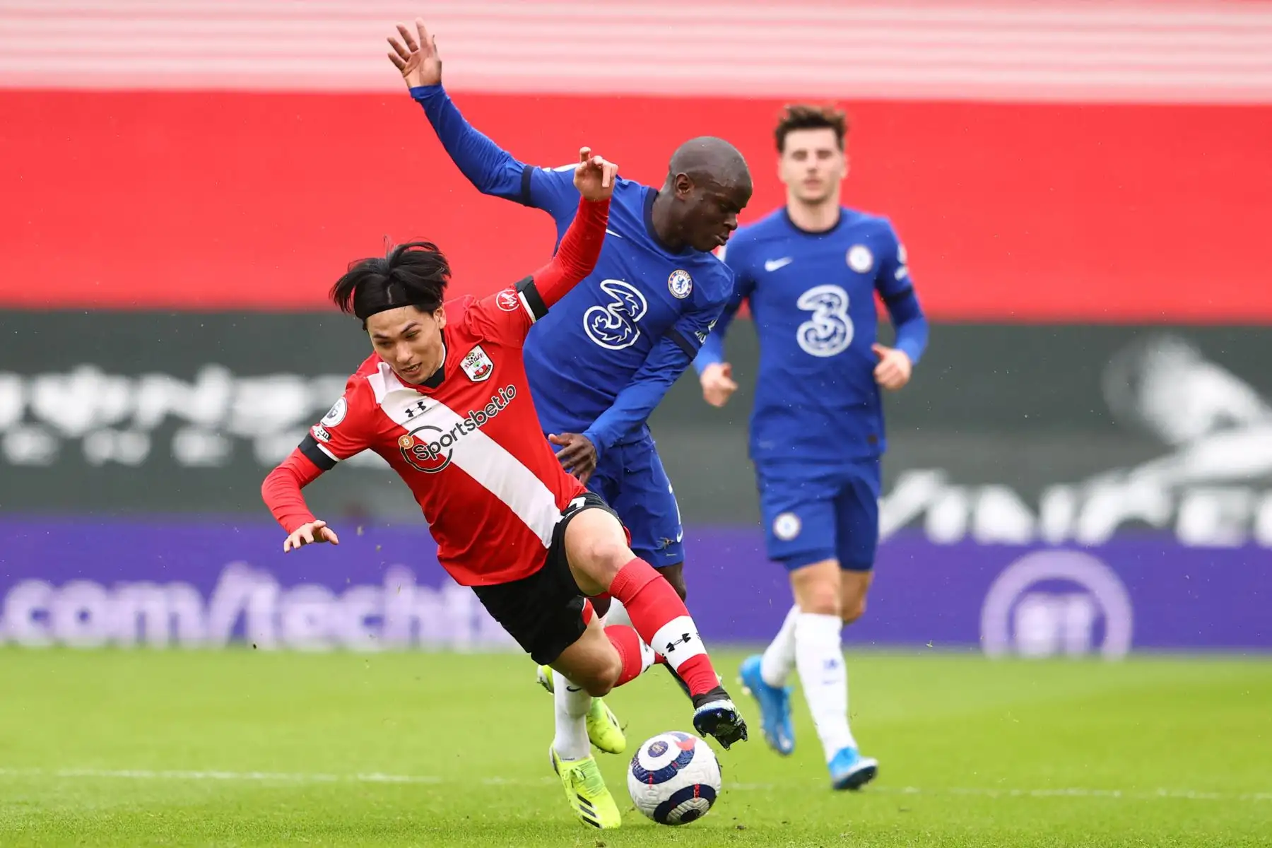 El centrocampista japonés de Southampton Takumi Minamino, compite con el centrocampista francés de Chelsea N