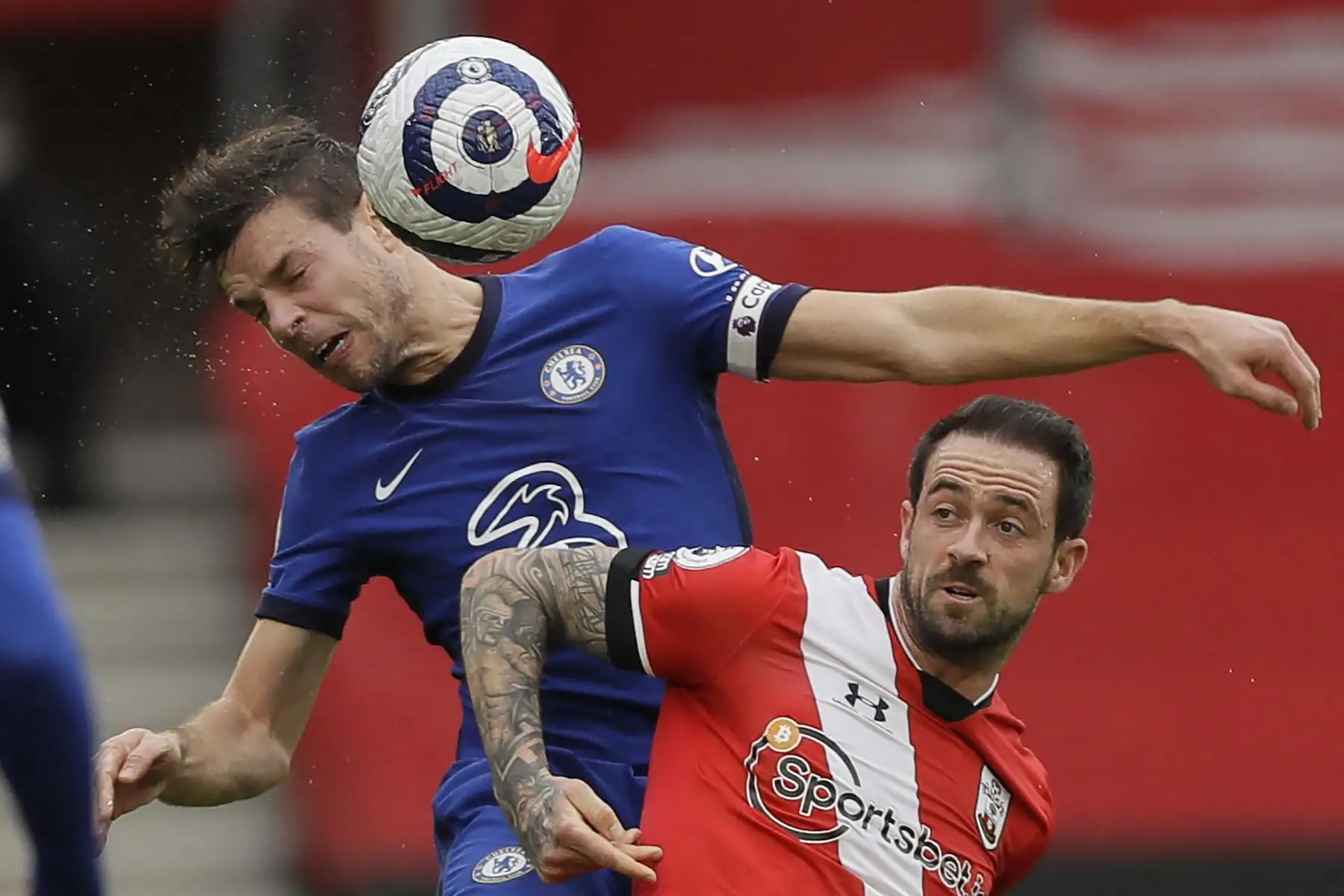 El defensor español del Chelsea, César Azpilicueta, compite con el delantero inglés de Southampton, Danny Ings, durante el partido de fútbol de la Premier League inglesa entre Southampton y Chelsea.
Foto: AFP