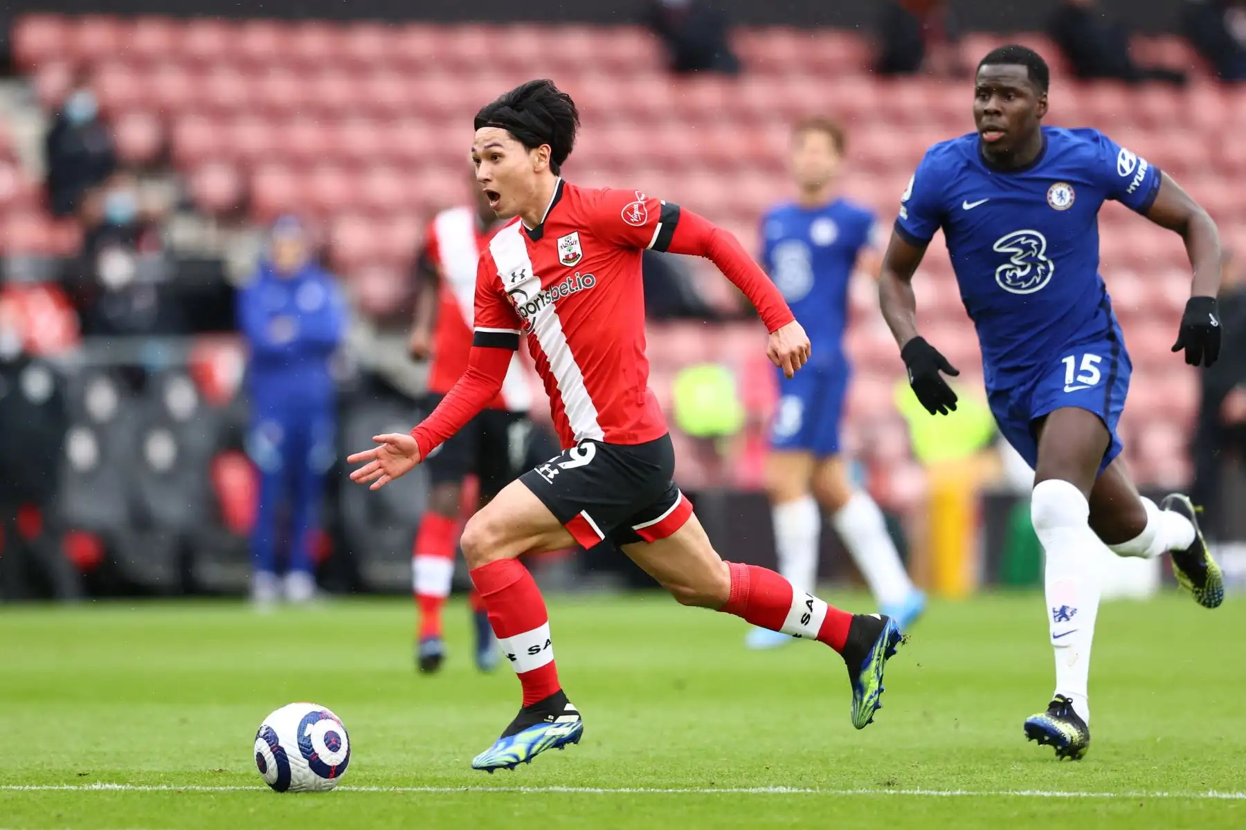 El centrocampista japonés de Southampton, Takumi Minamino, Huye del defensor francés del Chelsea, Kurt Zouma, Antes de marcar el gol de apertura del partido de fútbol de la Premier League inglesa entre Southampton y Chelsea.
Foto: AFP