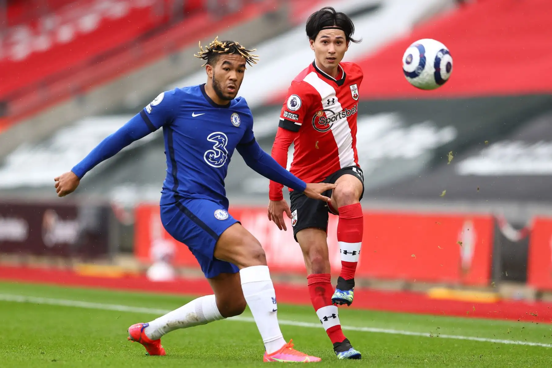El centrocampista japonés de Southampton Takumi Minamino, compite con el defensor inglés del Chelsea Reece James, durante el partido de fútbol de la Premier League inglesa entre Southampton y Chelsea.
Foto: AFP