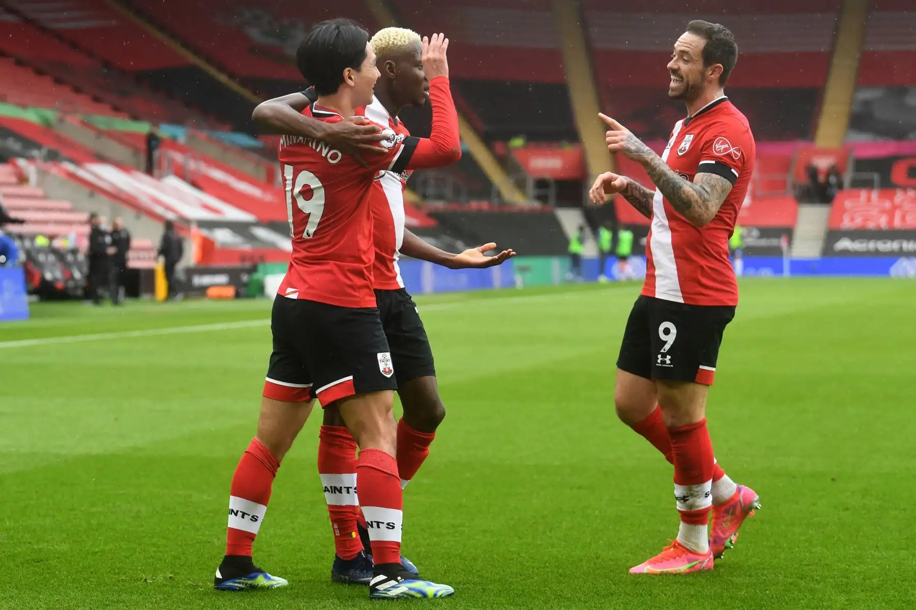 El centrocampista japonés de Southampton Takumi Minamino, celebra con sus compañeros de equipo después de anotar el primer gol de su equipo durante el partido de fútbol de la Premier League inglesa entre Southampton y Chelsea. 
Foto: AFP