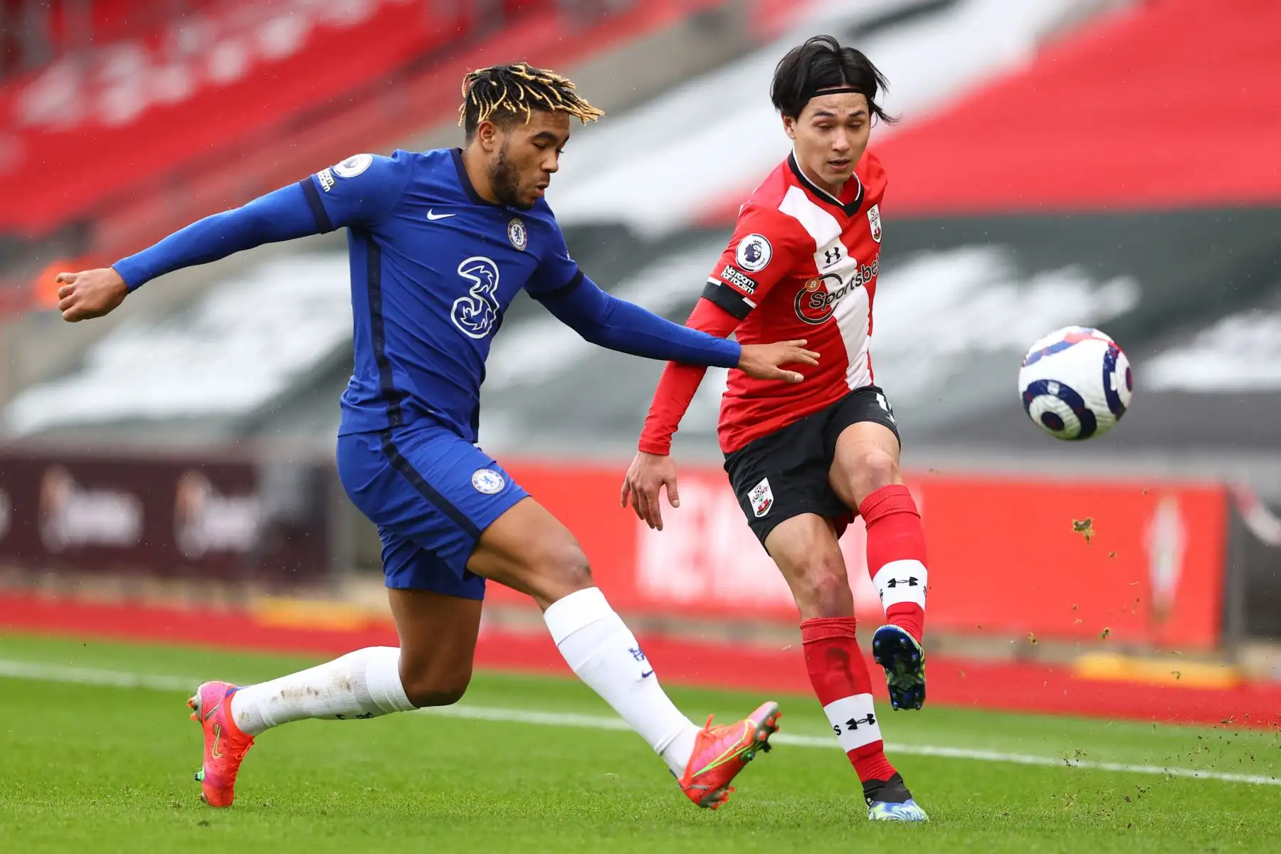 El centrocampista japonés de Southampton Takumi Minamino, compite con el defensor inglés del Chelsea Reece James, durante el partido de fútbol de la Premier League inglesa entre Southampton y Chelsea.
Foto: AFP