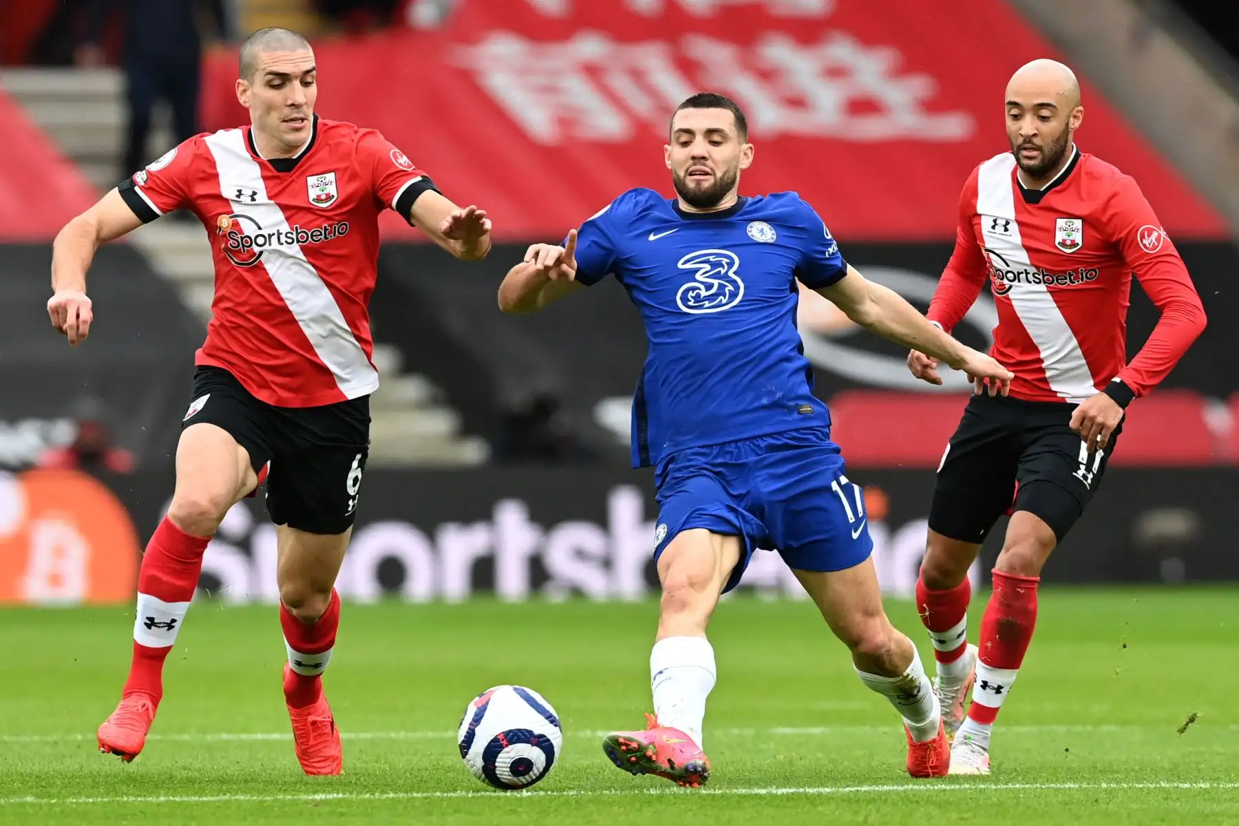 El centrocampista croata del Chelsea Mateo Kovacic, compite con el centrocampista español de Southampton Oriol Romeu y el centrocampista inglés de Southampton Nathan Redmond durante el partido de fútbol de la Premier League inglesa entre Southampton y Chelsea.
Foto: AFP
