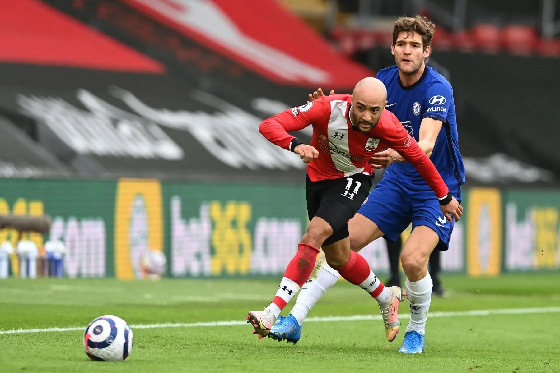 El centrocampista inglés de Southampton Nathan Redmond, compite con el defensor español del Chelsea Marcos Alonso durante el partido de fútbol de la Premier League inglesa entre Southampton y Chelsea.
Foto: AFP