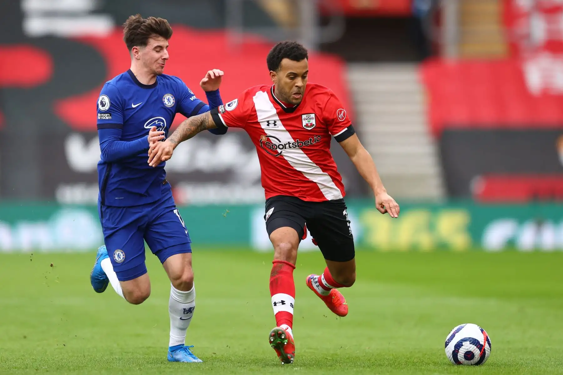 El centrocampista inglés de Chelsea Mason Mount, compite con el defensor inglés de Southampton Ryan Bertrand, durante el partido de fútbol de la Premier League inglesa entre Southampton y Chelsea.
Foto: AFP