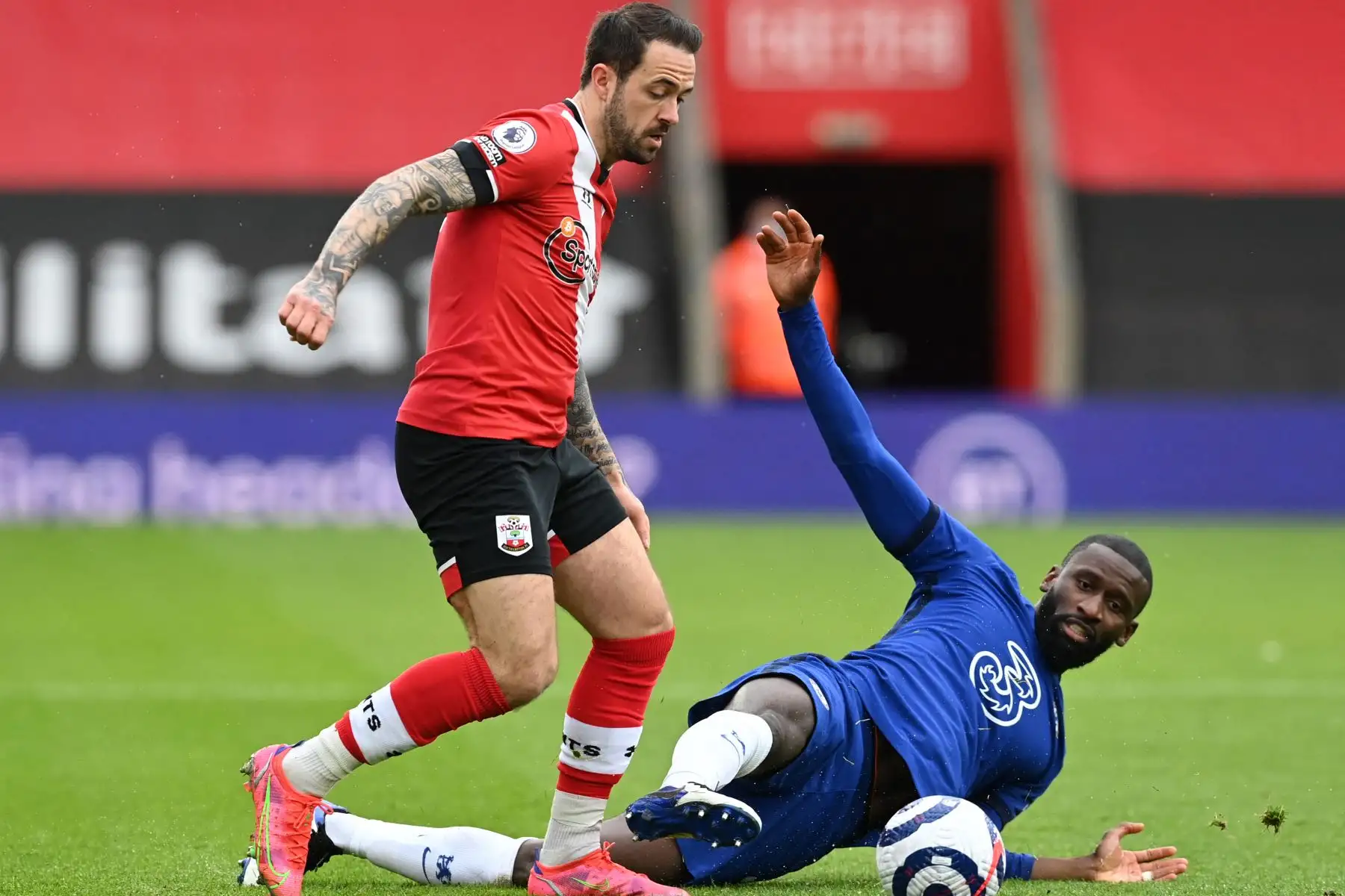 El delantero inglés de Southampton Danny Ings, compite con el defensor alemán del Chelsea Antonio Rudiger durante el partido de fútbol de la Premier League inglesa entre Southampton y Chelsea .
Foto: AFP