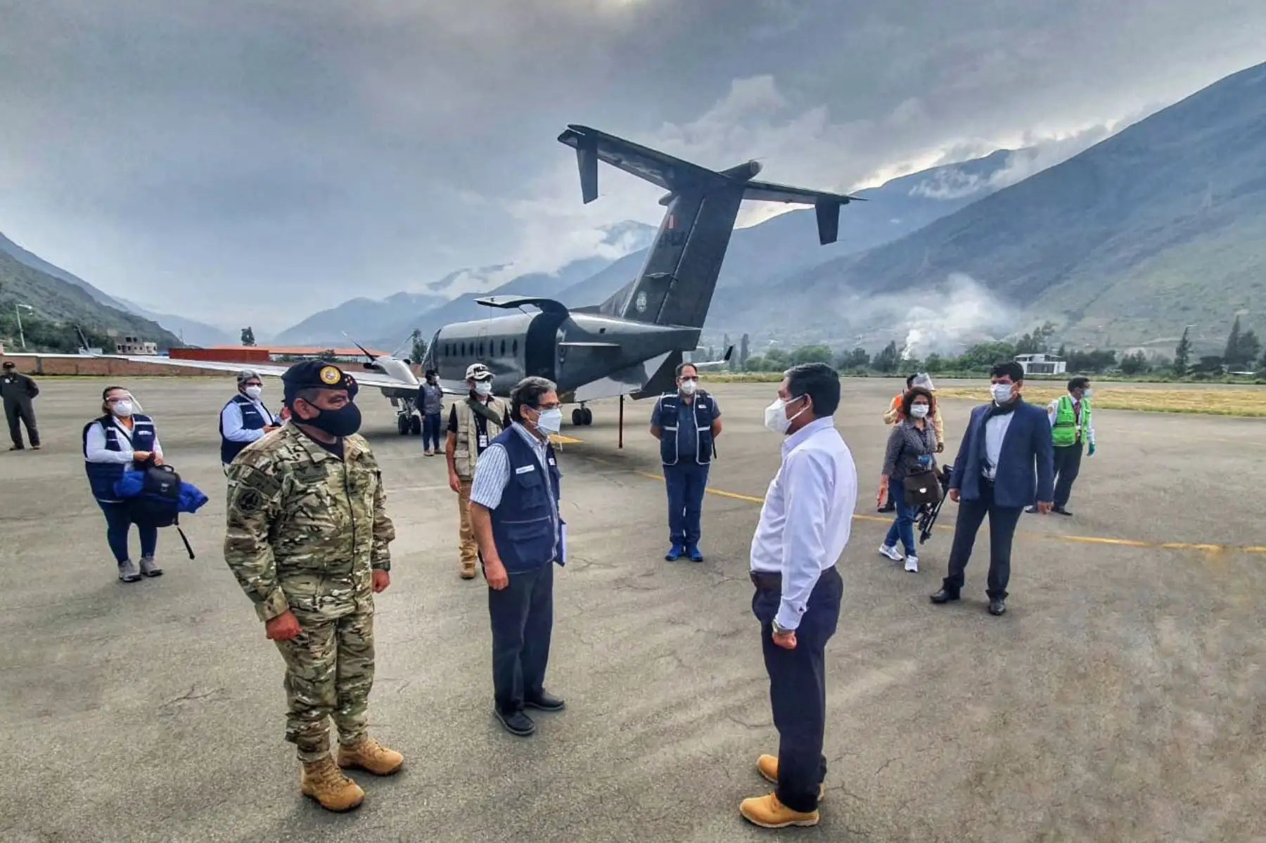 El Ministro de Salud, Oscar Ugarte y el Jefe del Comando Conjunto de las Fuerzas Armadas, llegaron a Huánuco para hacer la entrega del material médico para la región.
Foto: @CCFFAA_PERU