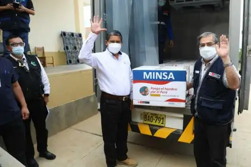 El ministro de Salud, Óscar Ugarte Ubilluz, entregó el segundo lote vacunas contra el covid-19 destinado a proteger a la primera línea de defensa sanitaria ante la pandemia. Foto: ANDINA/difusión.