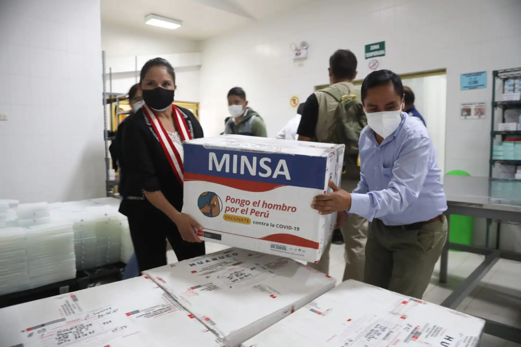 El ministro de Salud, Óscar Ugarte llegó a Huánuco, siendo recibido por el gobernador regional, Juan Alvarado Cornelio, junto a las autoridades regionales.
Foto: Gobierno Regional de Huánuco