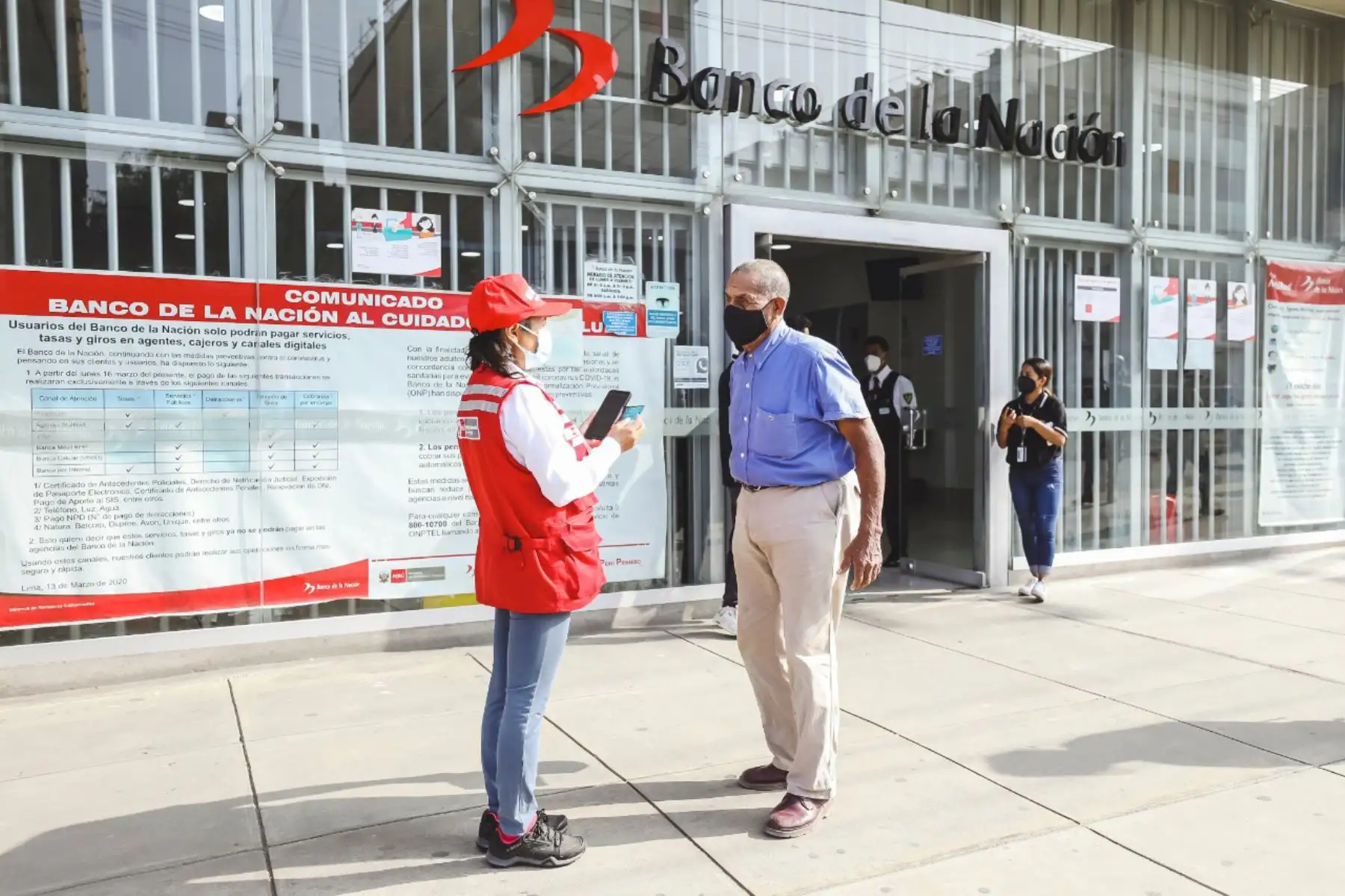Ciudadanos se benefician con el Bono 600, hogares beneficiarios usan el subsidio principalmente para comprar alimentos y medicinas. Continúa el pago del bono al primer grupo de hogares, que son usuarios de los programas sociales Pensión 65, Juntos, Contigo, considerados los de mayor vulnerabilidad.
Foto: Midis