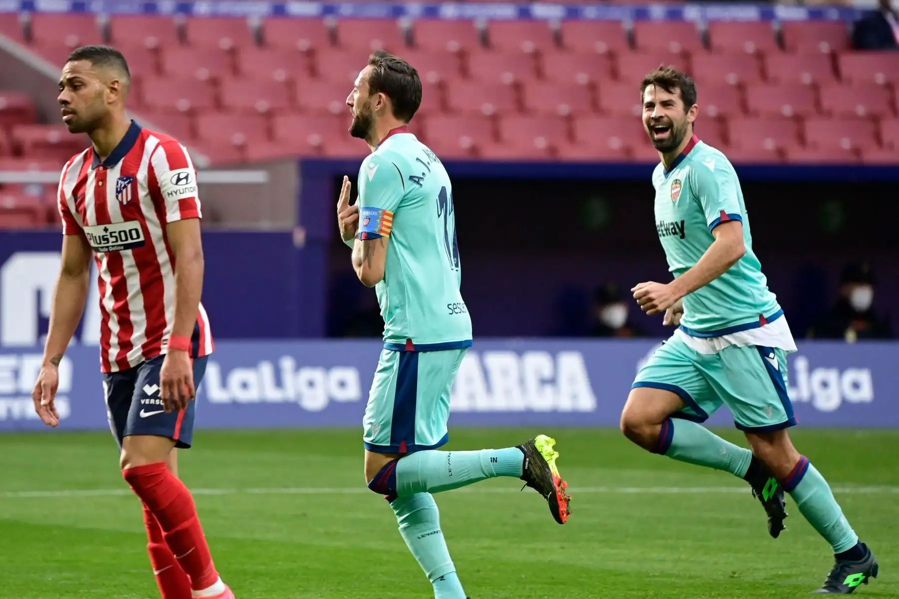 El centrocampista español del Levante José Luis Morales, celebra el gol de apertura durante el partido de fútbol de la liga española entre el Club Atlético de Madrid y el Levante UD.
Foto: AFP