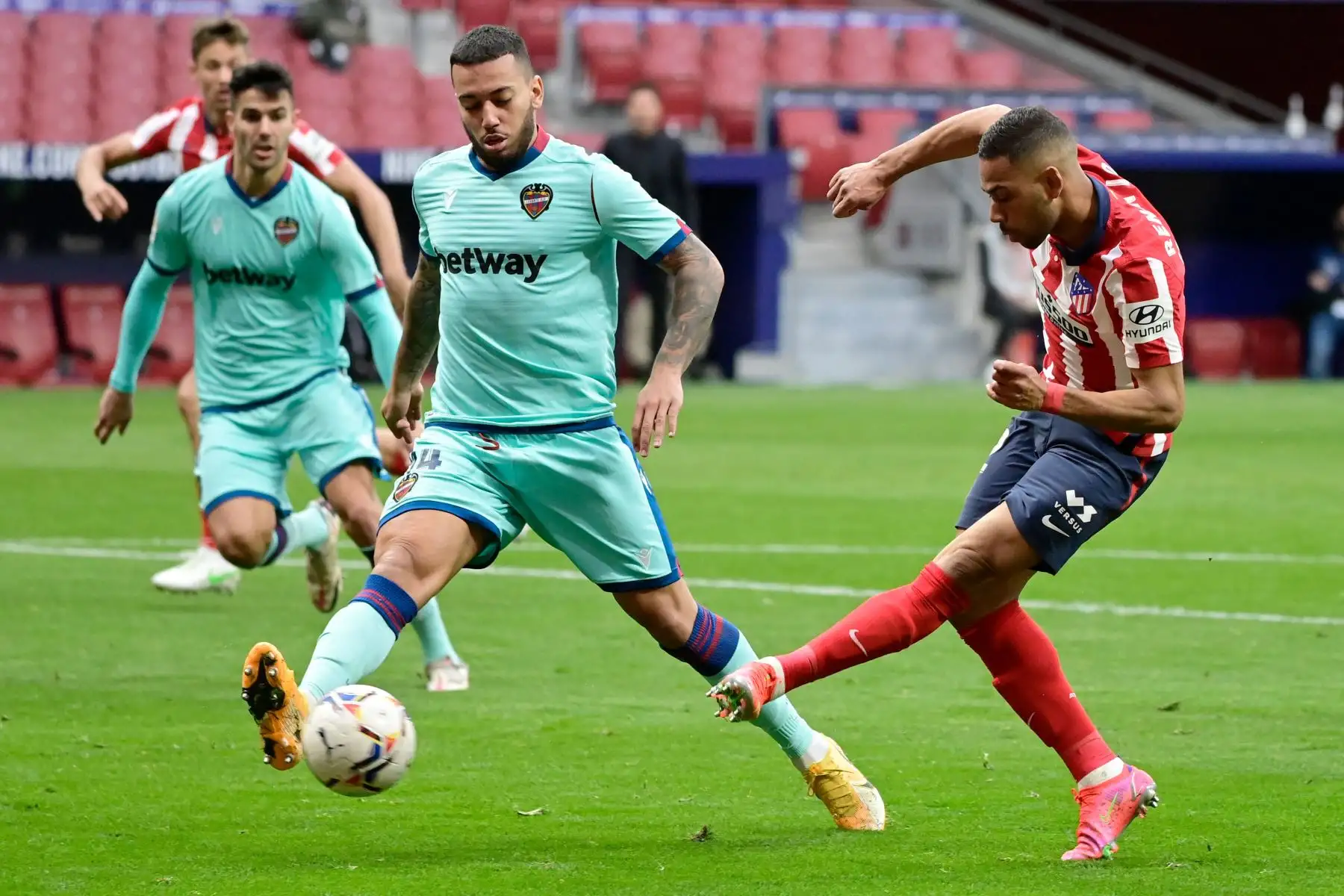 El defensor brasileño del Atlético de Madrid Renan Lodi, compite con el defensor portugués del Levante Rubén Vezo durante el partido de fútbol de la liga española entre el Club Atlético de Madrid y el Levante UD.
Foto: AFP
