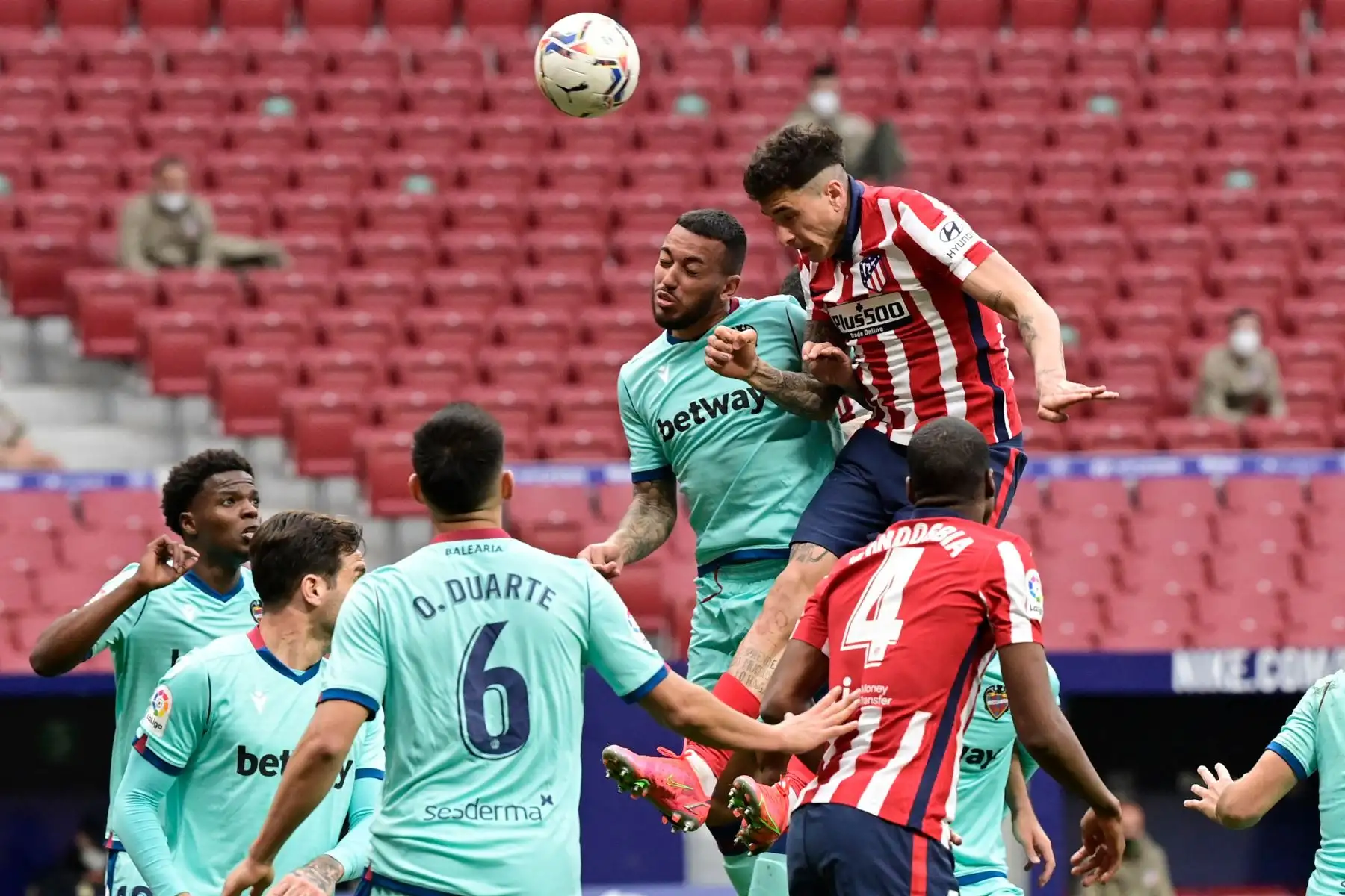 El defensor portugués del Levante Rubén Vezo y el defensor uruguayo del Atlético de Madrid, José Giménez, saltan a cabecear el balón durante el partido de fútbol de la liga española entre el Club Atlético de Madrid y el Levante UD.
Foto: AFP