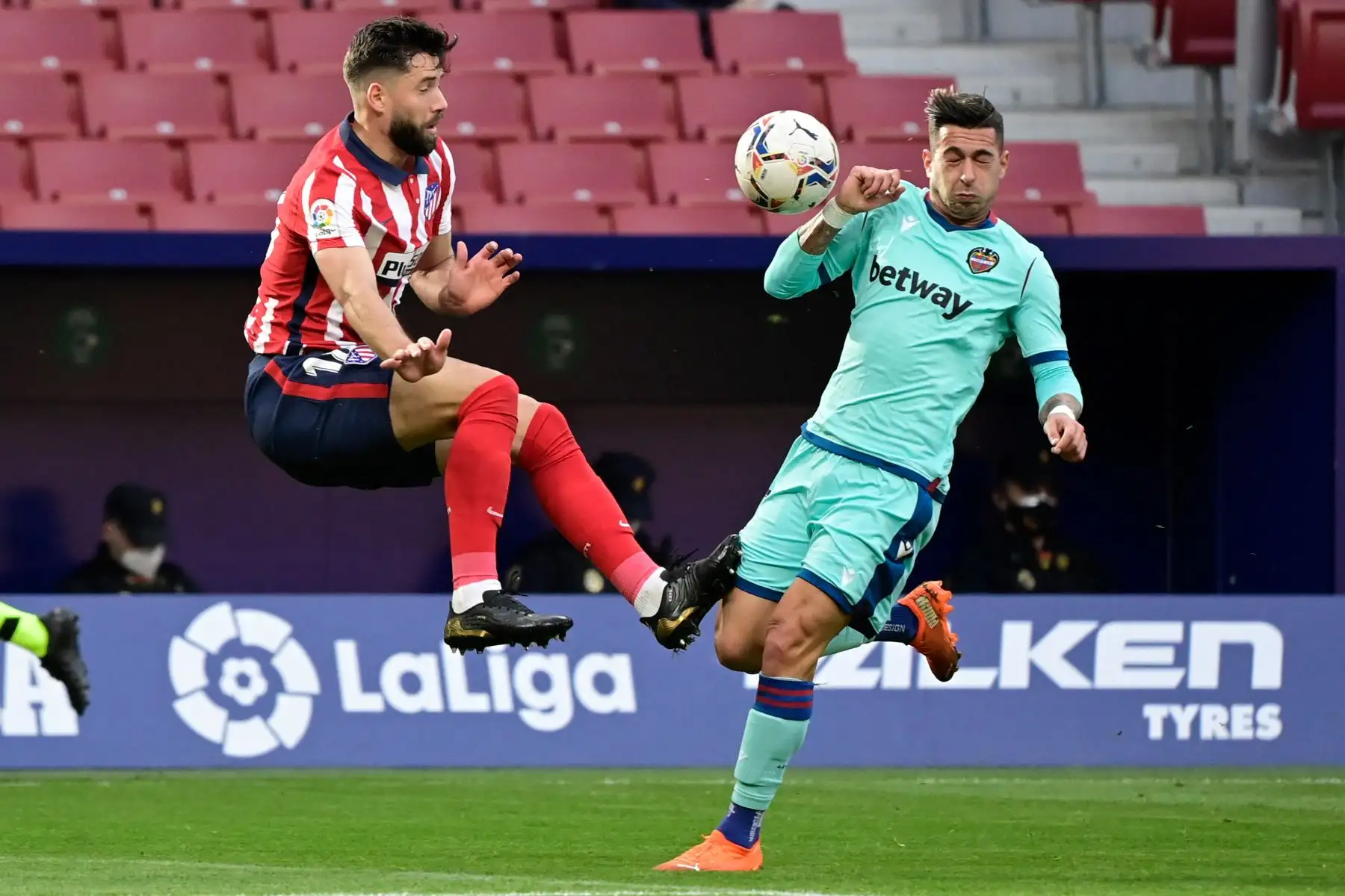 El defensa brasileño del Atlético de Madrid Felipe, compite con el delantero español del Levante Sergio León durante el partido de fútbol de la liga española entre el Club Atlético de Madrid y el Levante UD.
Foto:AFP