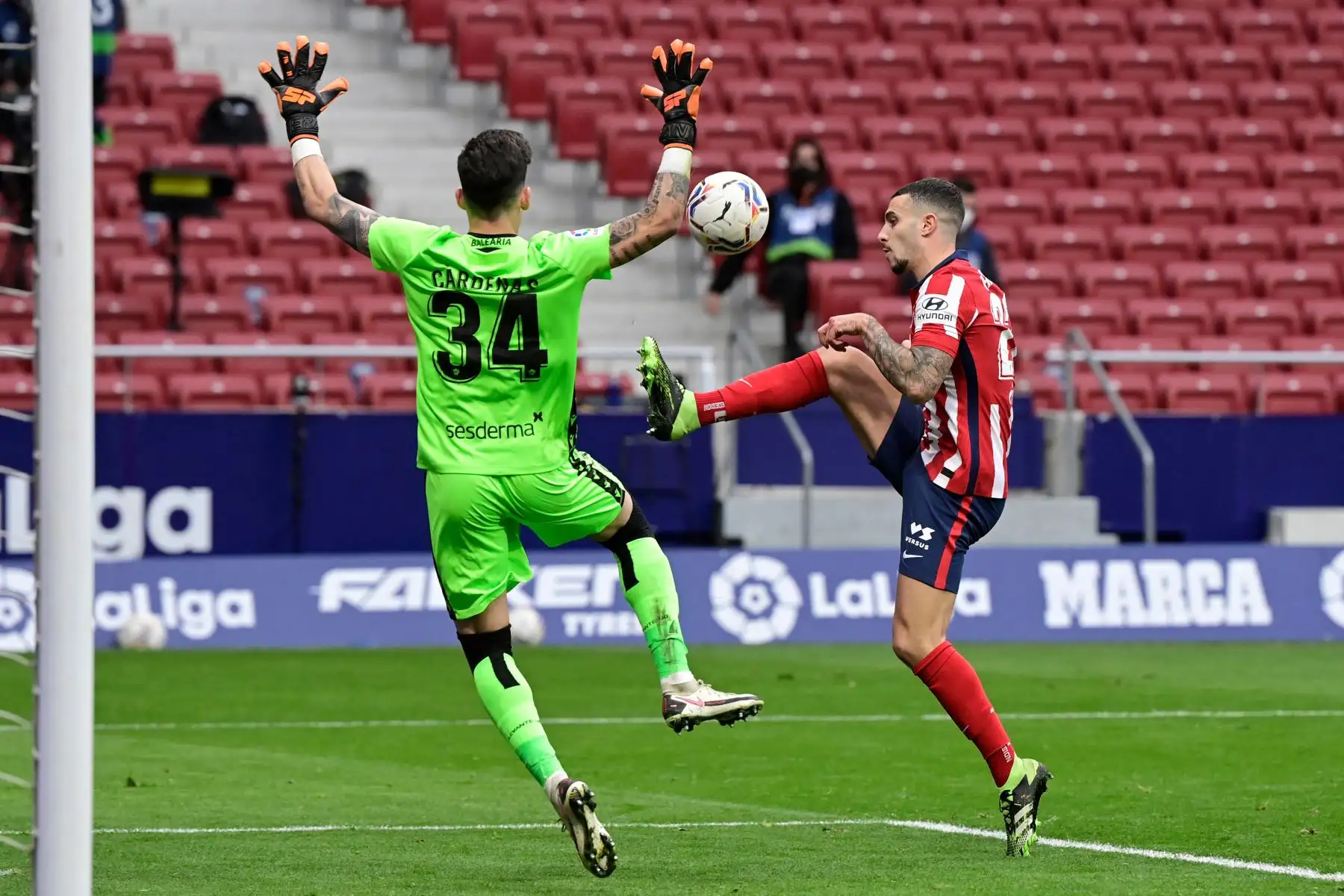 El portero español del Levante Dani Cárdenas, compite con el defensor español del Atlético de Madrid Mario Hermoso durante el partido de fútbol de la liga española entre el Club Atlético de Madrid y el Levante UD.
Foto: AFP