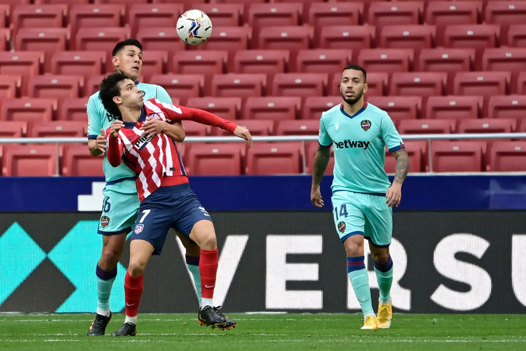 El defensor costarricense del Levante Oscar Duarte compite con el centrocampista portugués del Atlético de Madrid Joao Félix durante el partido de fútbol de la liga española entre el Club Atlético de Madrid y el Levante UD.
Foto: AFP
