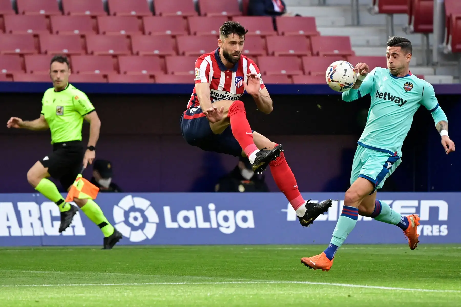 El defensa brasileño del Atlético de Madrid Felipe compite con el delantero español del Levante Sergio León durante el partido de fútbol de la liga española entre el Club Atlético de Madrid y el Levante UD.
Foto: AFP