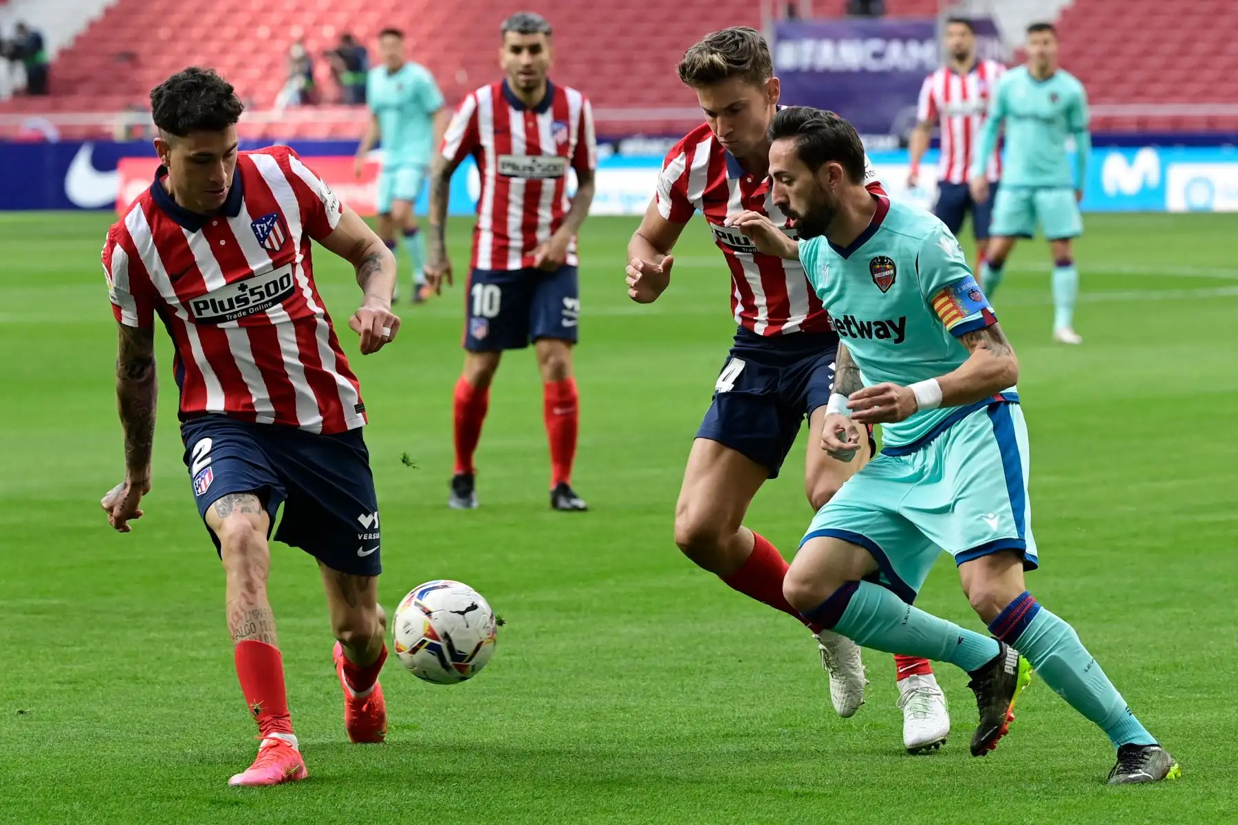 El defensa uruguayo del Atlético de Madrid, José Giménez, y el centrocampista español del Atlético de Madrid, Marcos Llorente, compiten con el mediocampista español del Levante, José Luis Morales, durante el partido de fútbol de la liga española entre el Club Atlético de Madrid y el Levante UD.
Foto: AFP