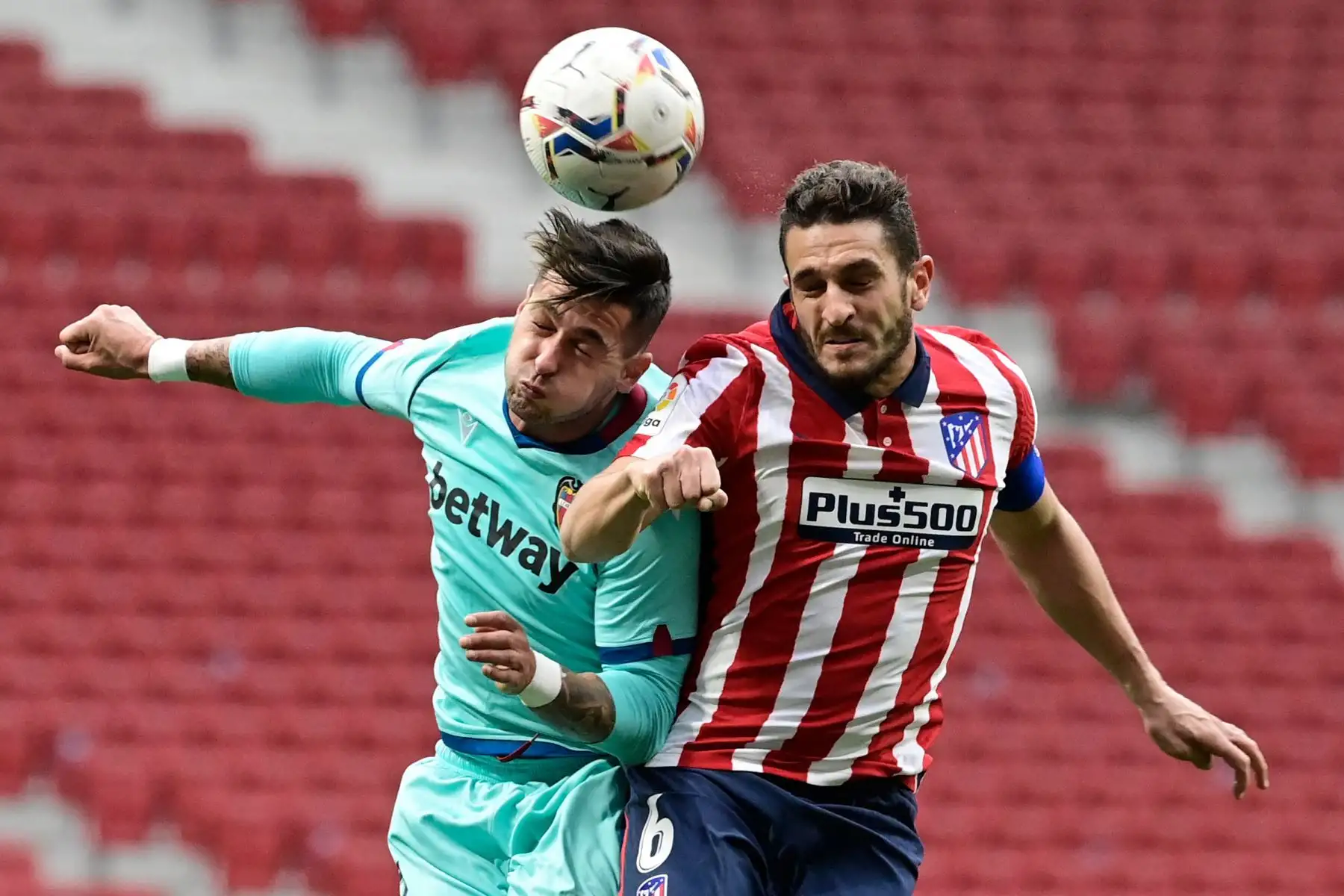El delantero español del Levante Sergio León, compite con el centrocampista español del Atlético de Madrid Koke durante el partido de fútbol de la liga española entre el Club Atlético de Madrid y el Levante UD.
Foto: AFP