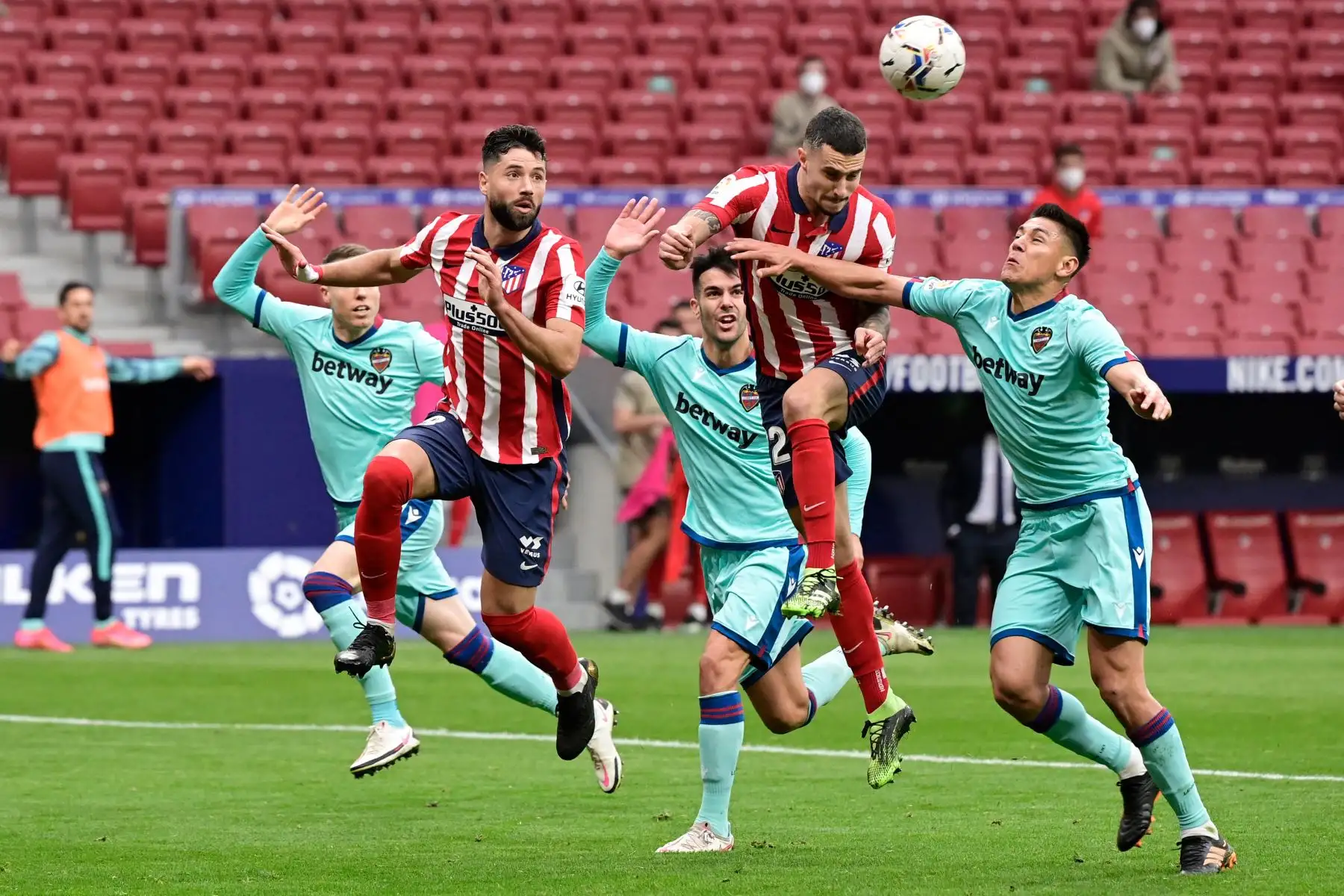 El defensor español del Atlético de Madrid Mario Hermoso, compite con el defensor costarricense del Levante Oscar Duarte, durante el partido de fútbol de la liga española entre el Club Atlético de Madrid y el Levante UD.
Foto: AFP
