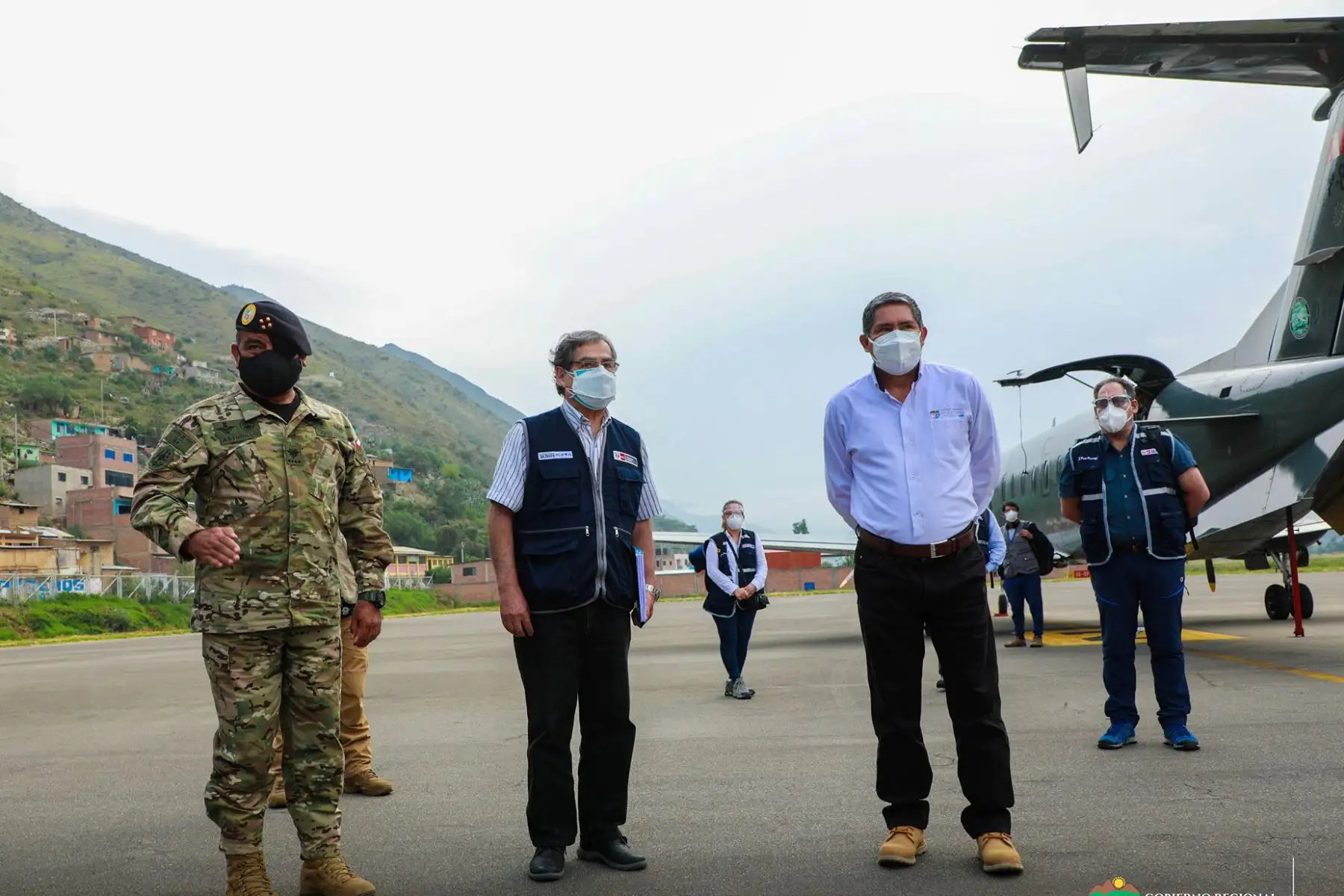 El ministro de Salud, Óscar Ugarte llegó a Huánuco, siendo recibido por el gobernador regional, Juan Alvarado Cornelio, junto a las autoridades regionales. Foto: Gobierno Regional de Huánuco
