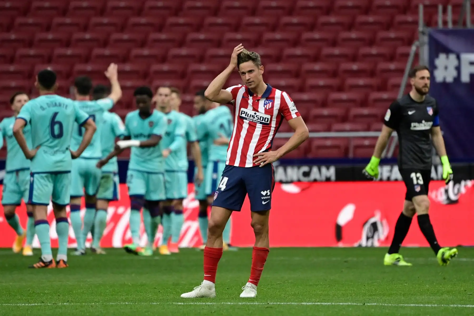 El centrocampista español del Atlético de Madrid Marcos Llorente reacciona al segundo gol del Levante durante el partido de fútbol de la liga española entre el Club Atlético de Madrid y el Levante UD.
Foto: AFP