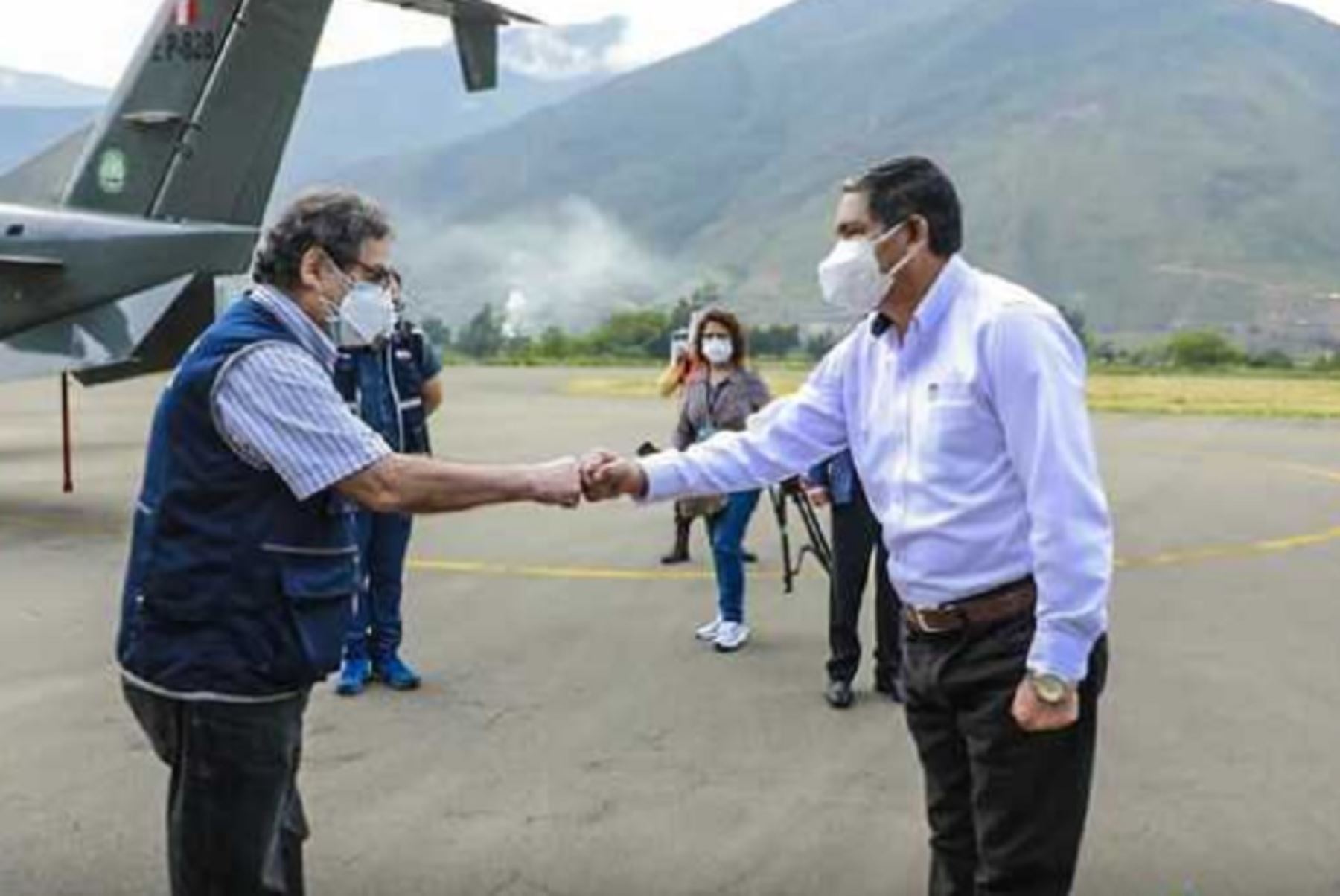El ministro de Salud, Óscar Raúl Ugarte Ubilluz, llegó hoy a Huánuco, con un cargamento de 6,325 dosis de la vacuna contra el covid-19 para completar la primera fase de inmunizaciones al personal de salud de dicho departamento.
