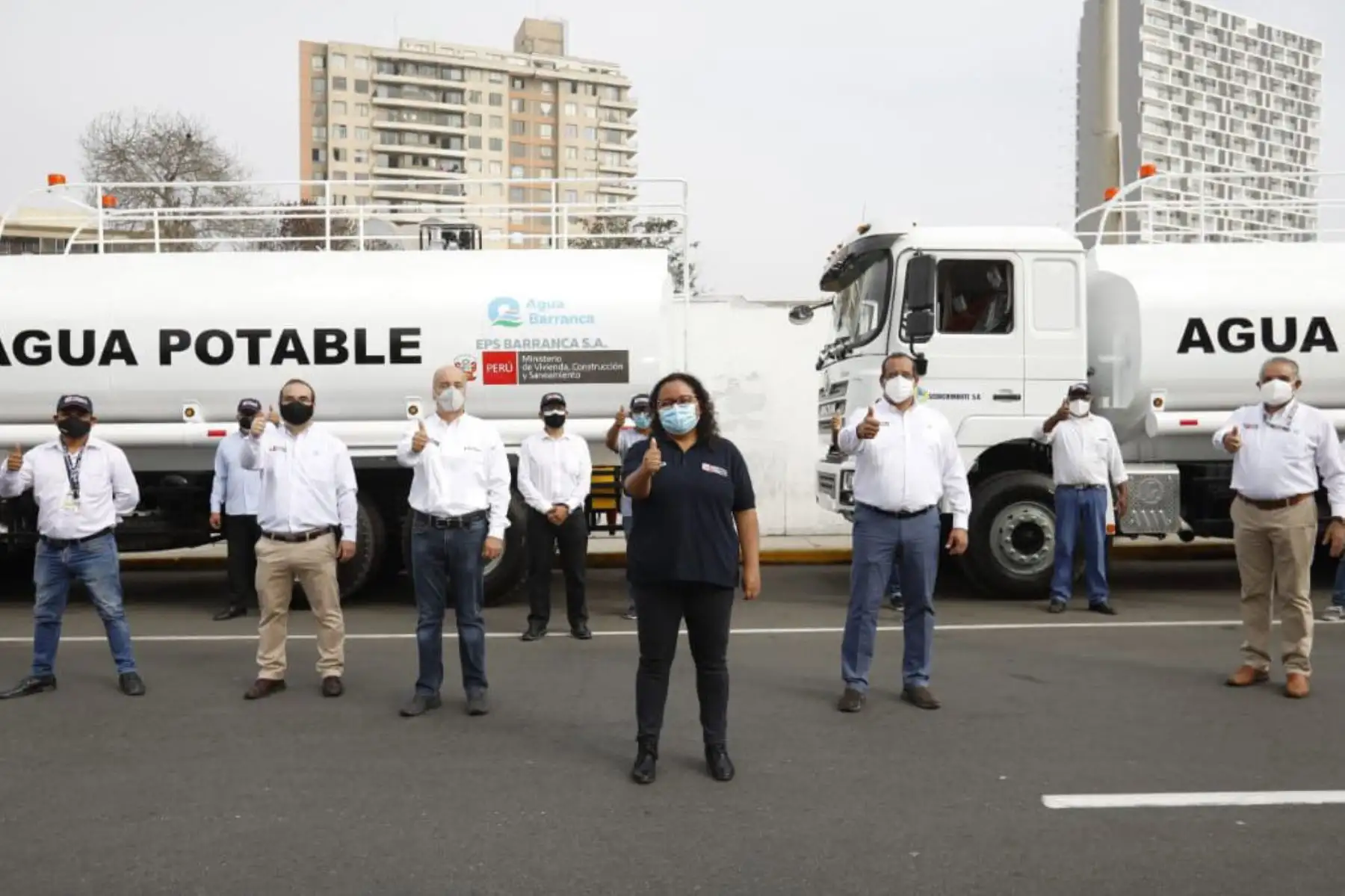 El Ministerio de Vivienda, Construcción y Saneamiento , a través del Organismo Técnico de la Administración de los Servicios de Saneamiento, Otass, entregó 13 camiones cisterna de 5000 galones de capacidad cada uno a empresas prestadoras de servicios de saneamiento , EPS.
Foto: MVCS