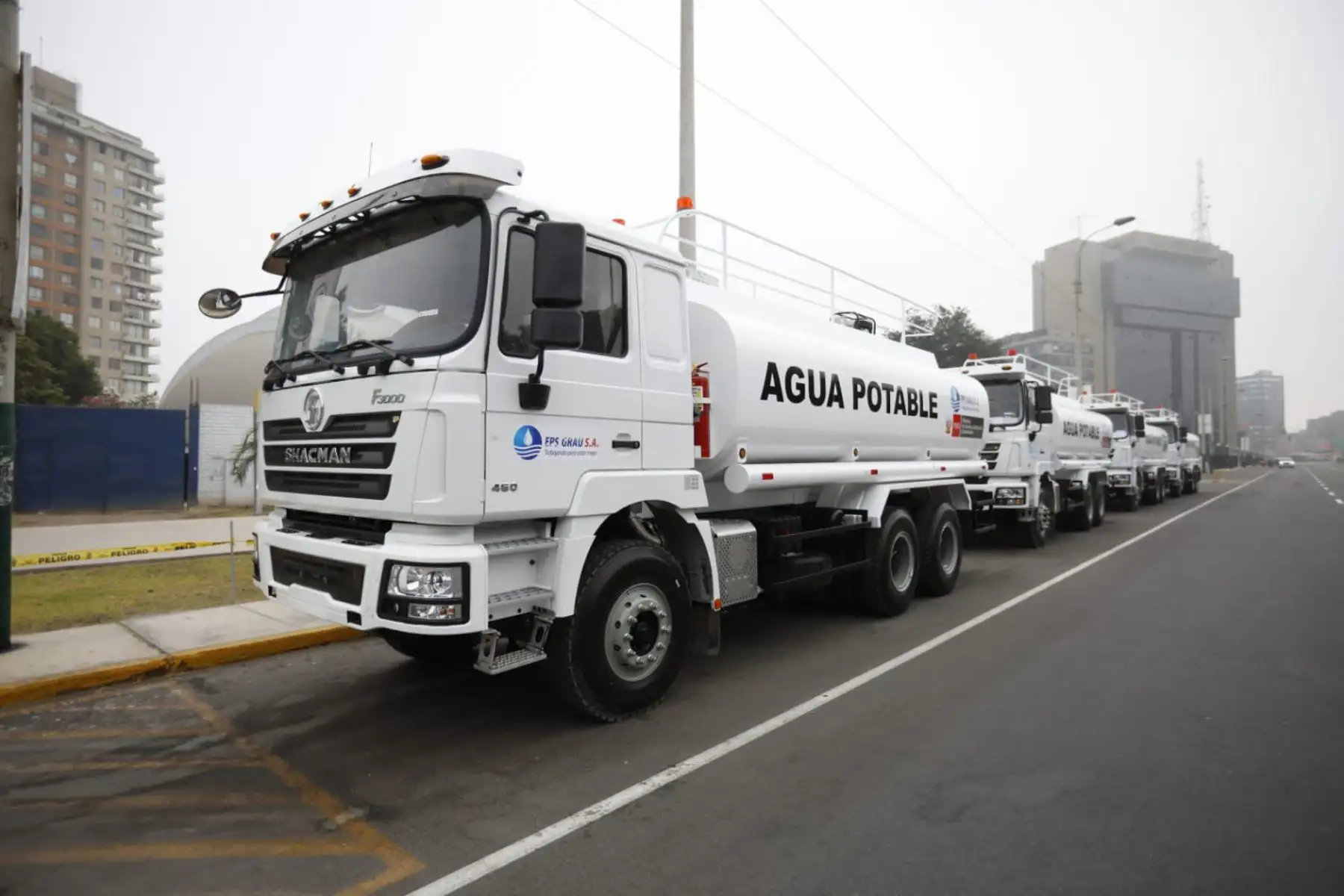 El Ministerio de Vivienda, Construcción y Saneamiento , a través del Organismo Técnico de la Administración de los Servicios de Saneamiento, Otass, entregó 13 camiones cisterna de 5000 galones de capacidad cada uno a empresas prestadoras de servicios de saneamiento , EPS.
Foto: MVCS