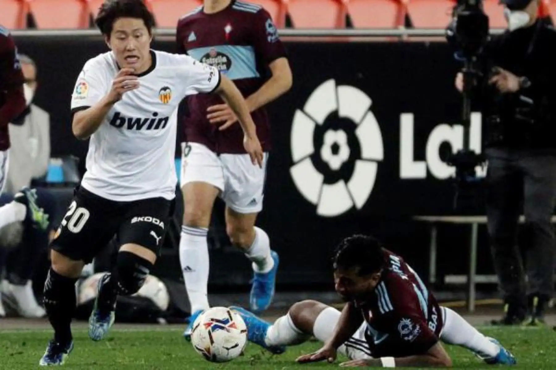 El jugador del Valencia, Lee Kang-in, pelea por el balón con el del Celta, Renato Tapia, durante el partido de La Liga Santander de la jornada 24.
Foto: EFE