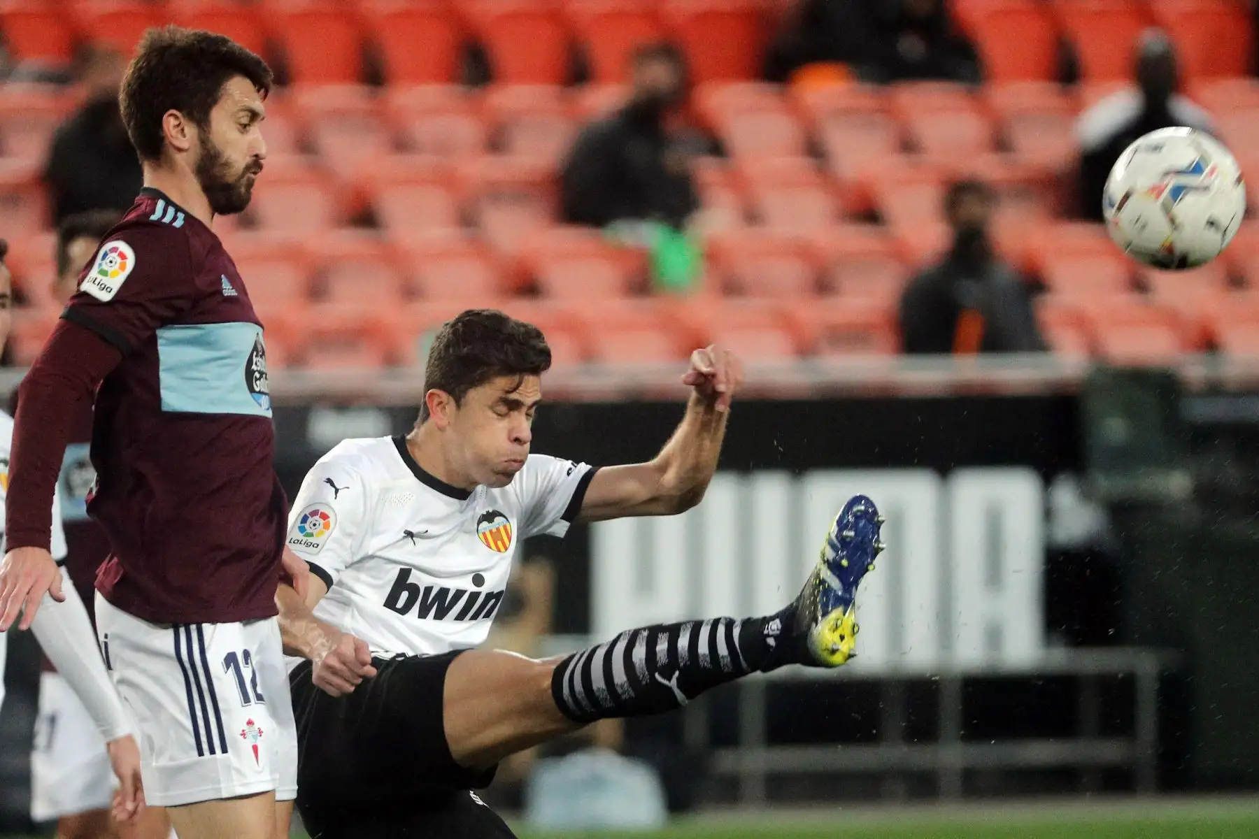 El jugador del Valencia, Gabriel Paulista, pelea por el balón con el del Celta, Facundo Ferreyra , durante el partido de La Liga Santander de la jornada 24.
Foto: EFE