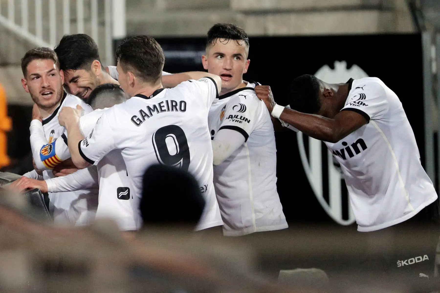 Los jugadores del Valencia celebran el primer gol marcado al Celta durante el partido de La Liga Santander de la jornada 24 que disputan  en el estadio de Mestalla. 
Foto: EFE