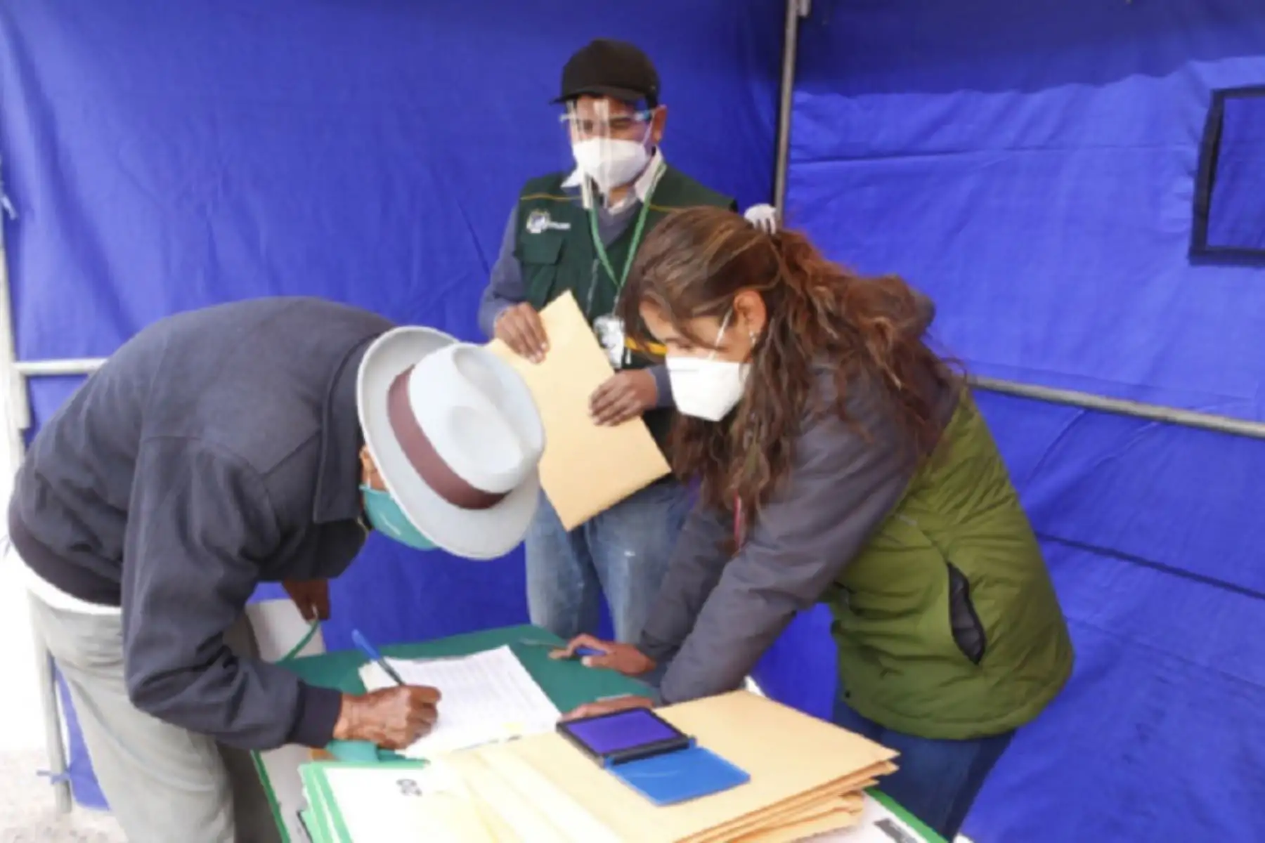 El Ministerio de Desarrollo Agrario y Riego (Midagri), a través de la Unidad Ejecutora de Proyectos Especiales, en un trabajo articulado y conjunto con el Gobierno Regional de Puno y la Superintendencia Nacional de Registros Públicos (Sunarp), inscribió 1,484 títulos de propiedad rural individual, beneficiando a más de 6,000 productores de la comunidad aimara en dicho departamento.