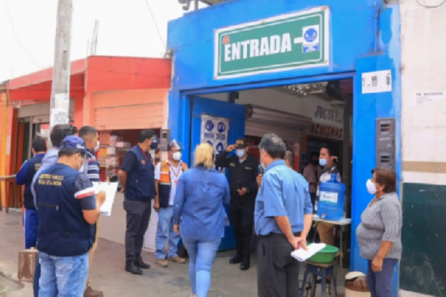 La Municipalidad Provincial del Santa multó con una Unidad Impositiva Tributaria (UIT), correspondiente a 4, 400 soles, al mercado Alfonso Ugarte de Chimbote por tener obstaculizadas las vías de acceso, lo que genera aglomeración de comerciantes y clientes, y constituye un peligro para la propagación del covid-19.